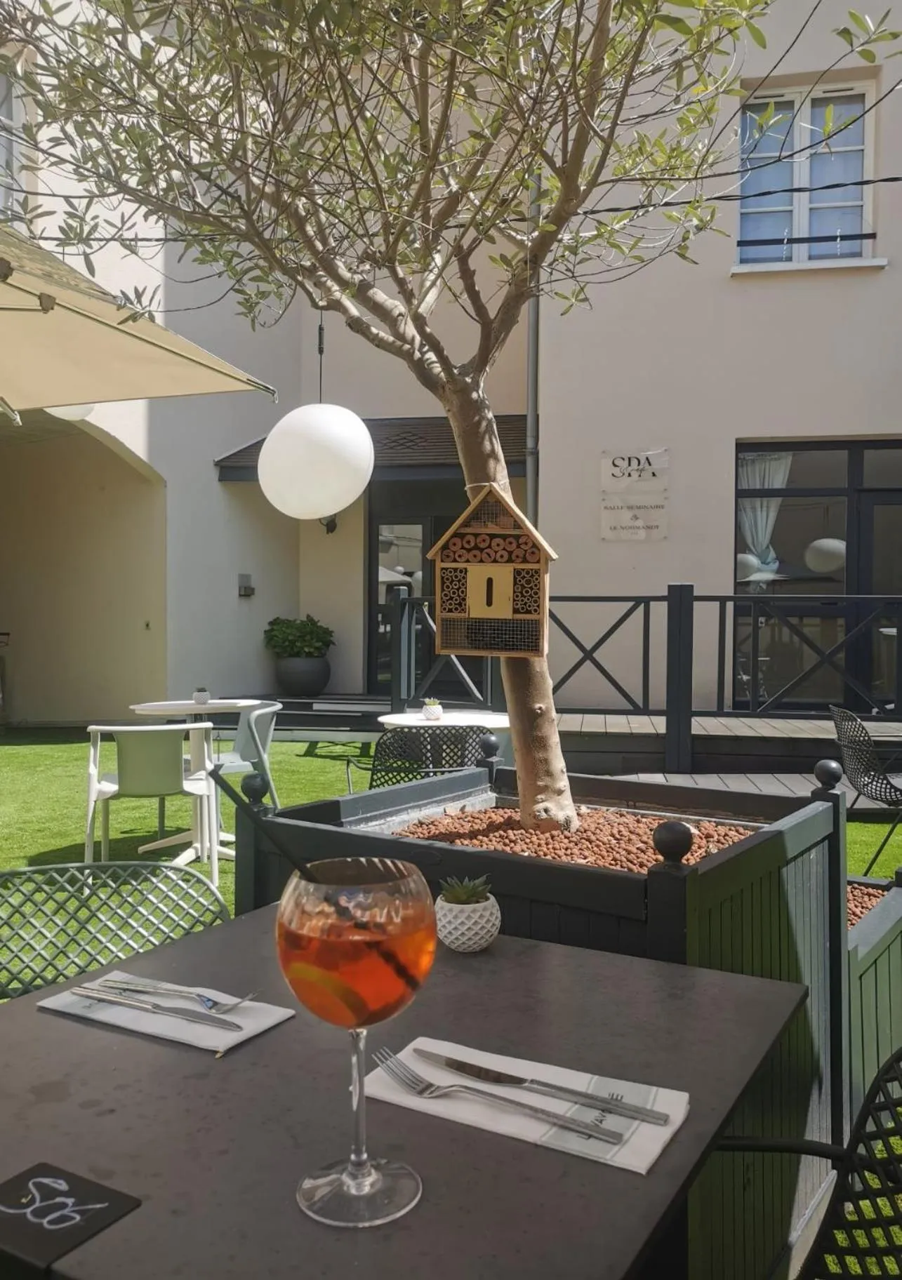 Restaurant/places to eat in Hotel Normandy