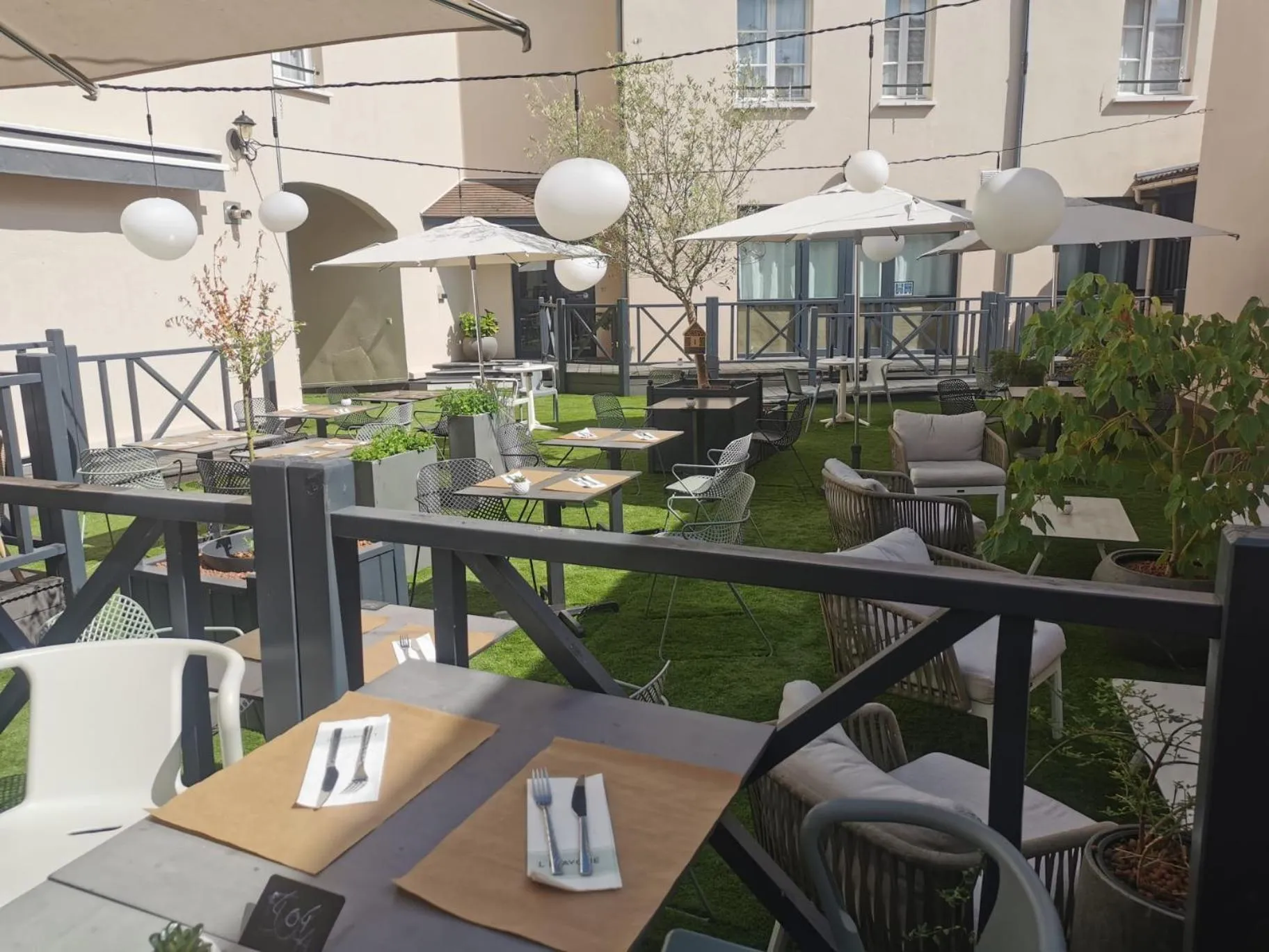 Restaurant/places to eat in Hotel Normandy