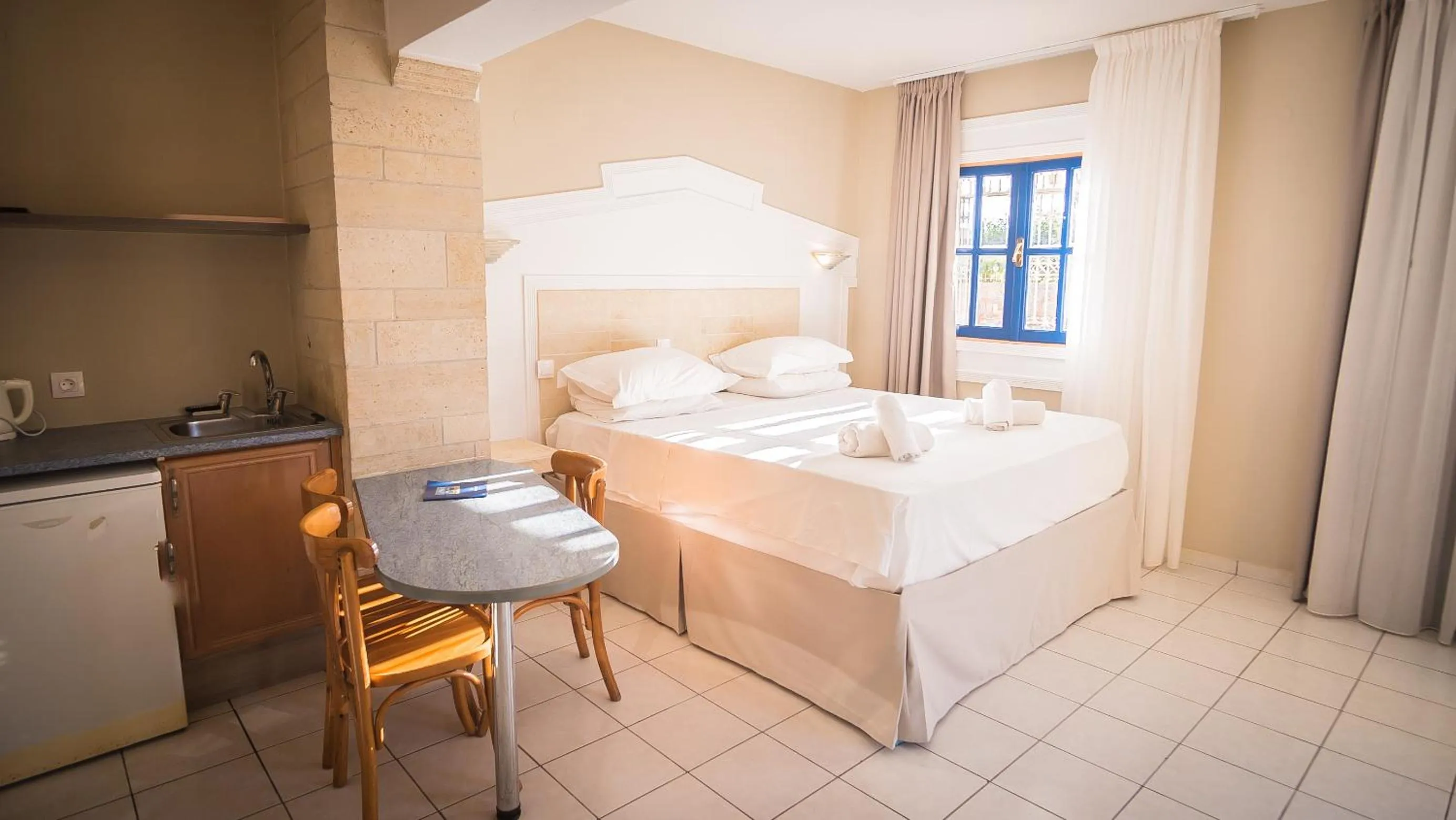 Parthenis Hotel & Suites