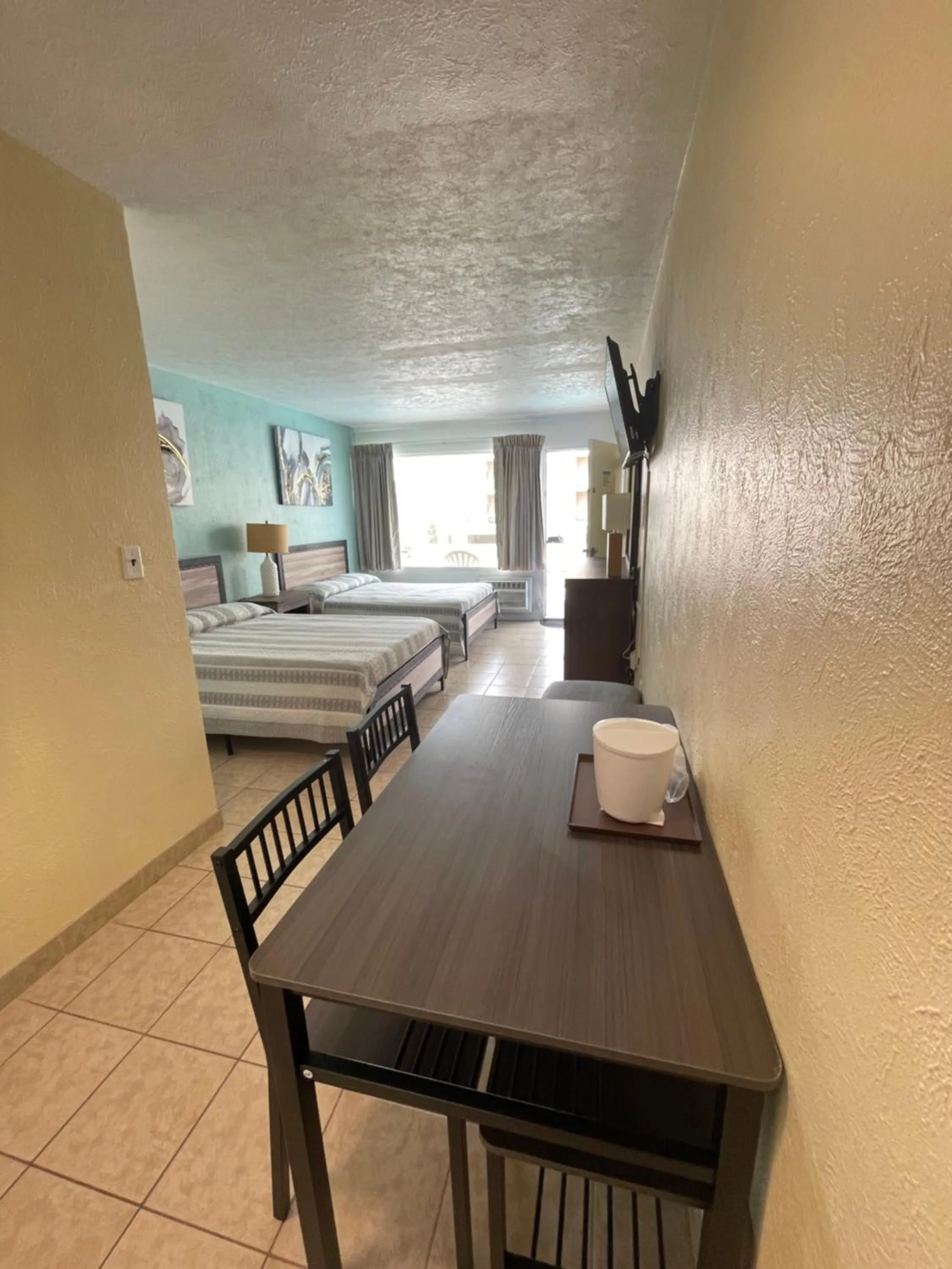 Kitchen or kitchenette, Bed in Beach Colony Motel