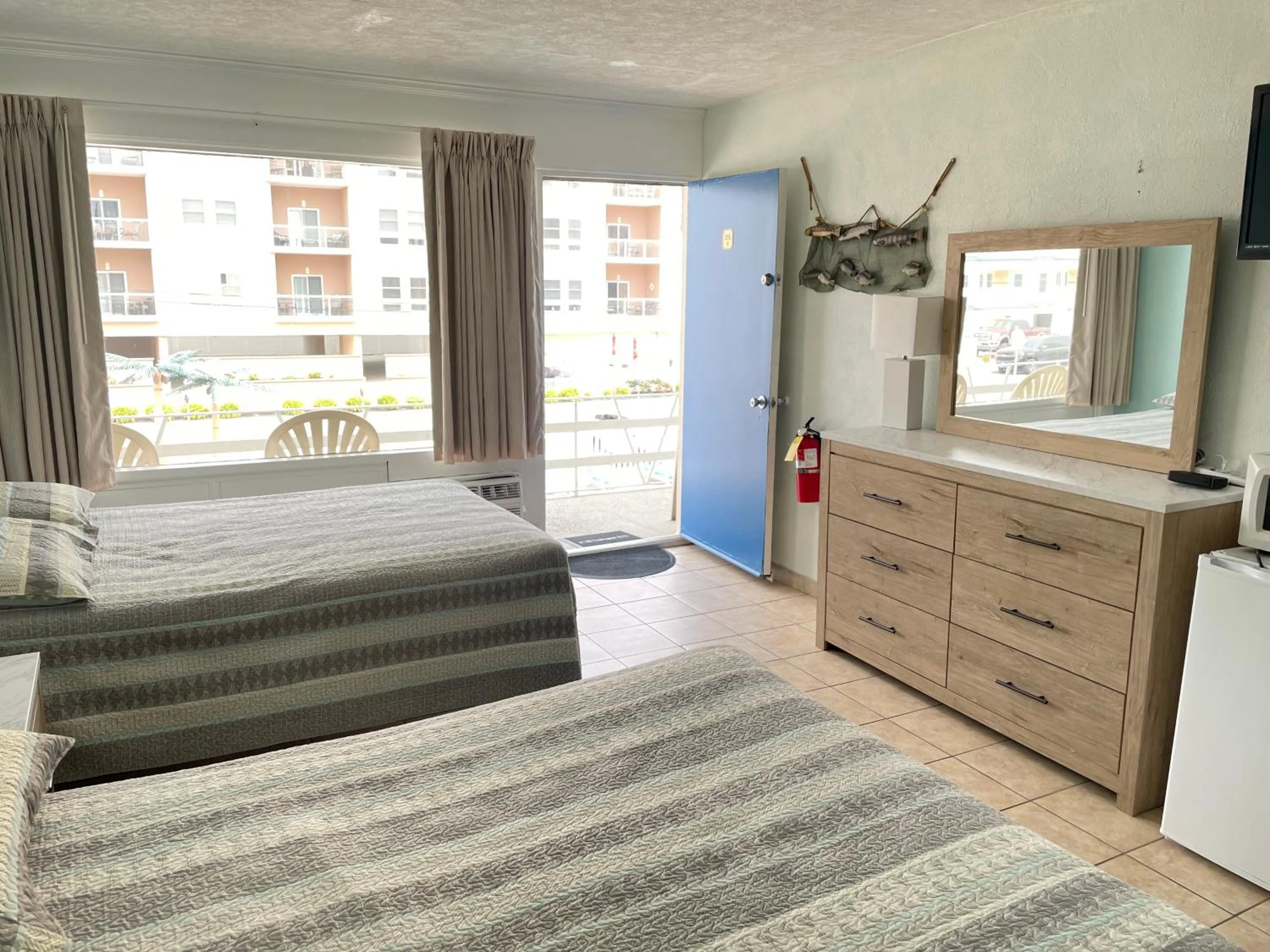 Kitchen or kitchenette, Bed in Beach Colony Motel