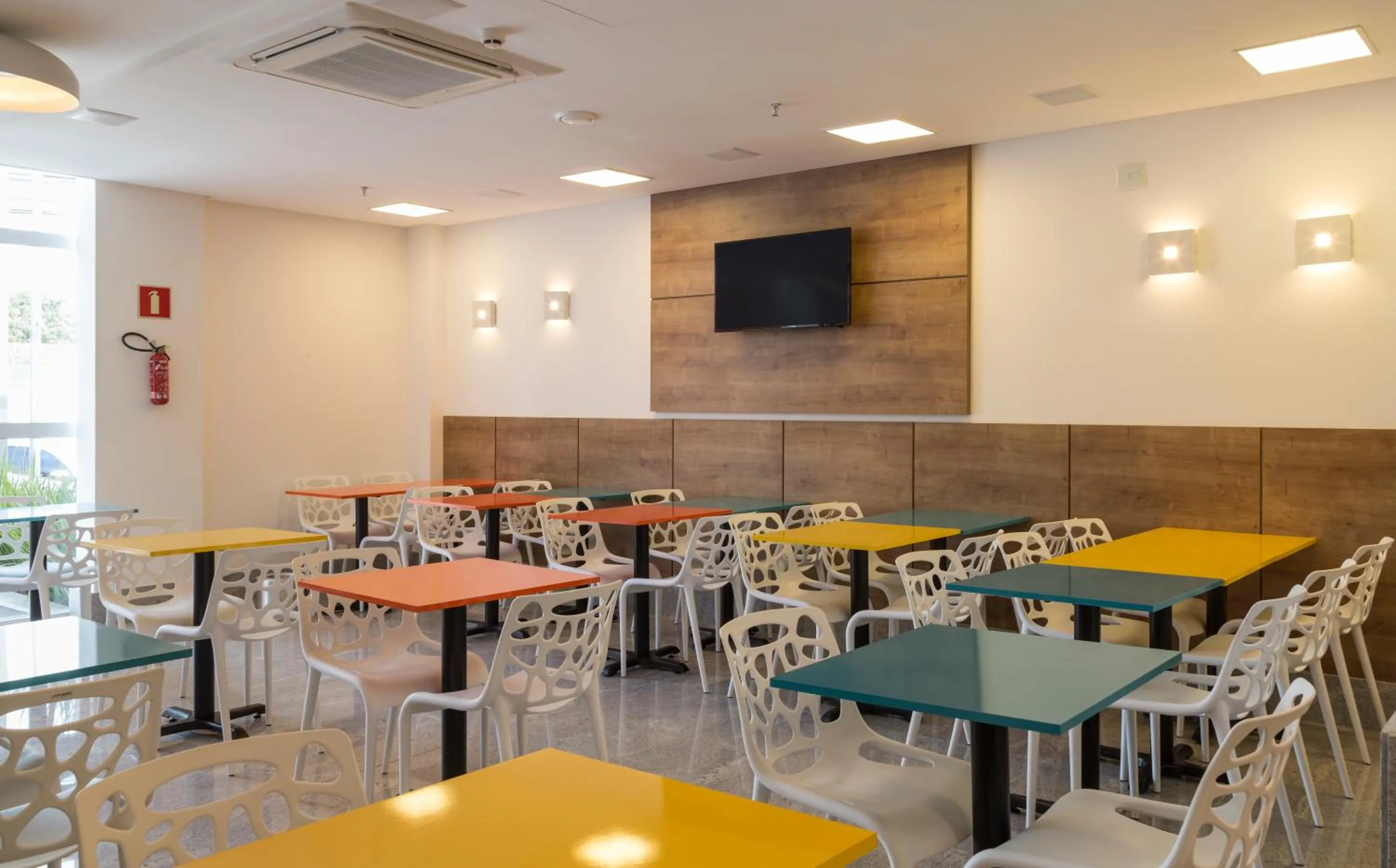 Restaurant/places to eat in Go Inn Vitória