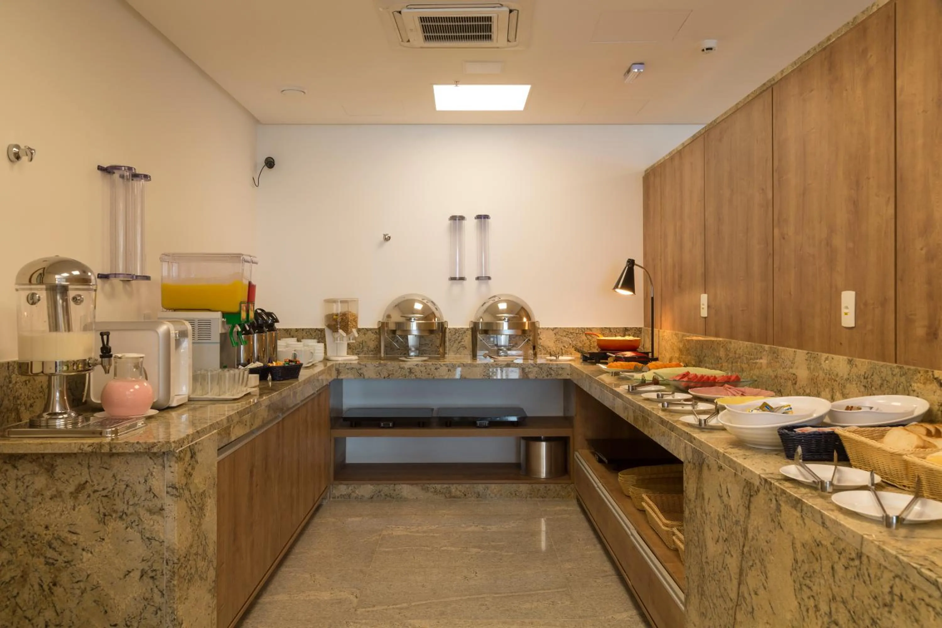 Restaurant/places to eat in Go Inn Vitória