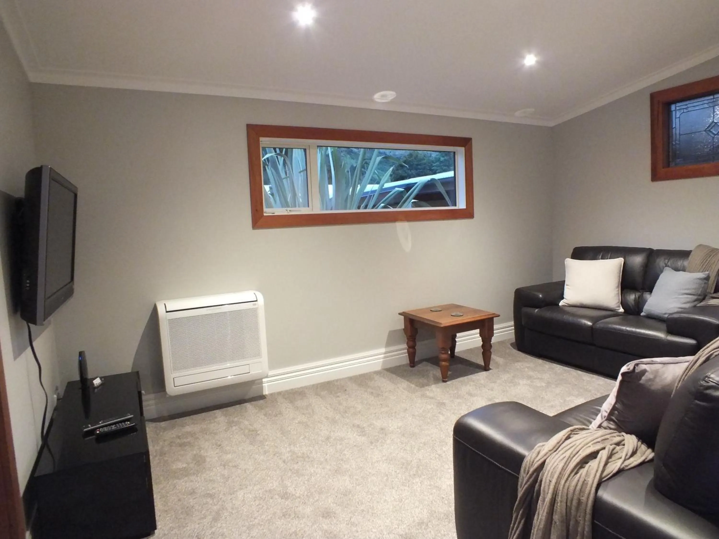 Communal lounge/ TV room in The Barristers Inn