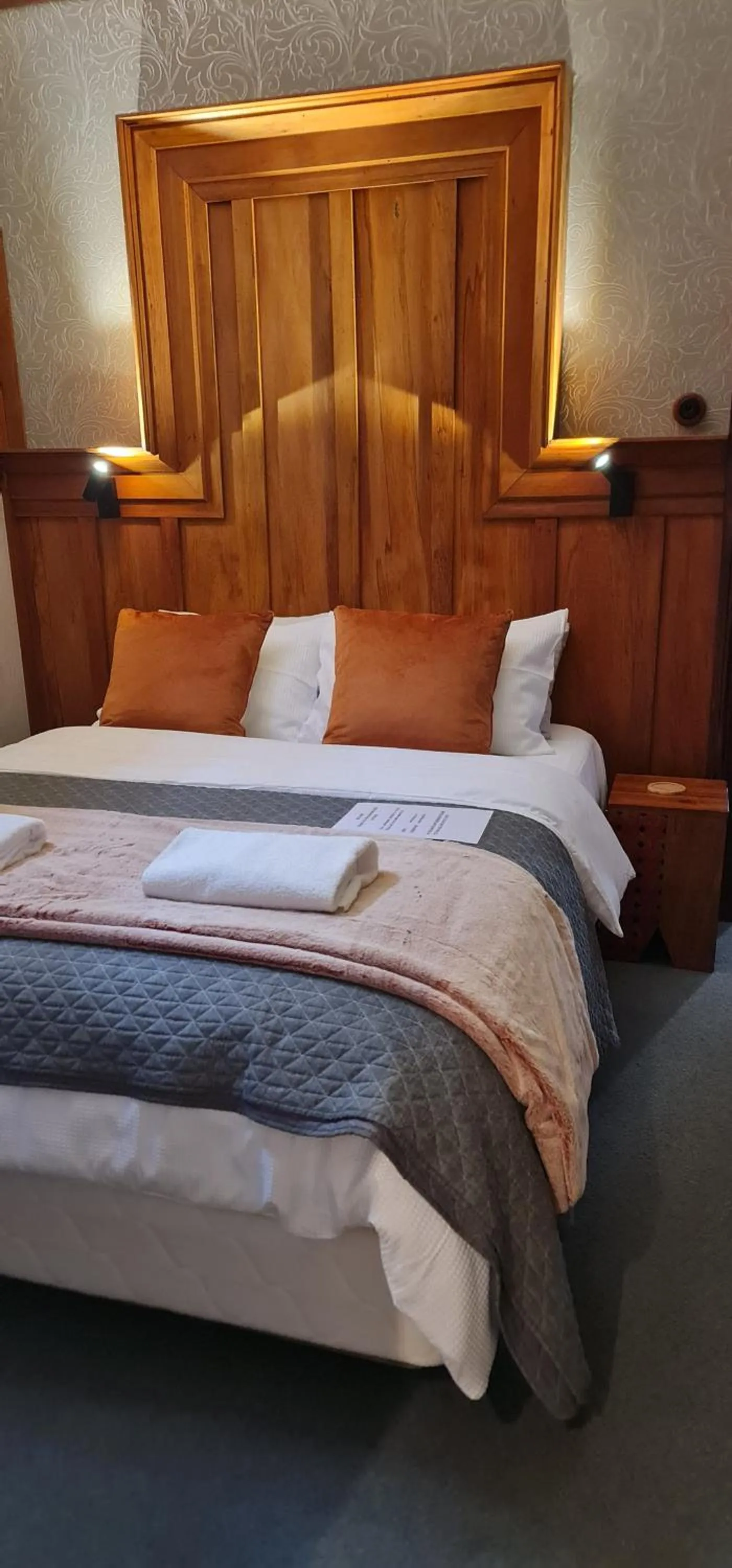 Hiking, Bed in The Barristers Inn