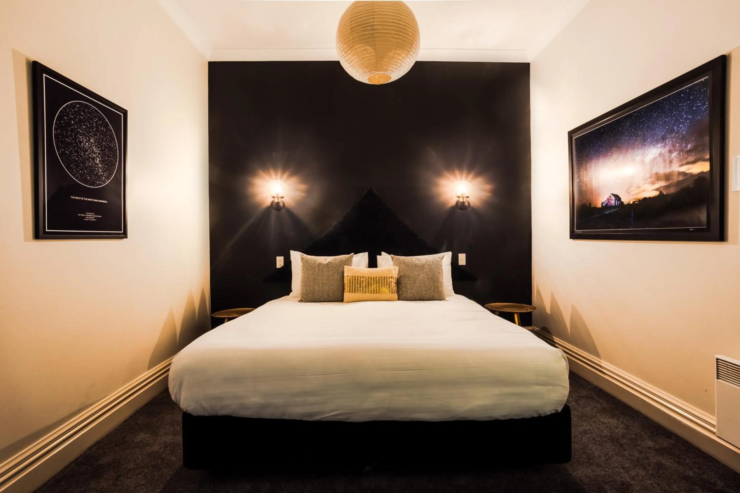 Bed in The White Swan Hotel