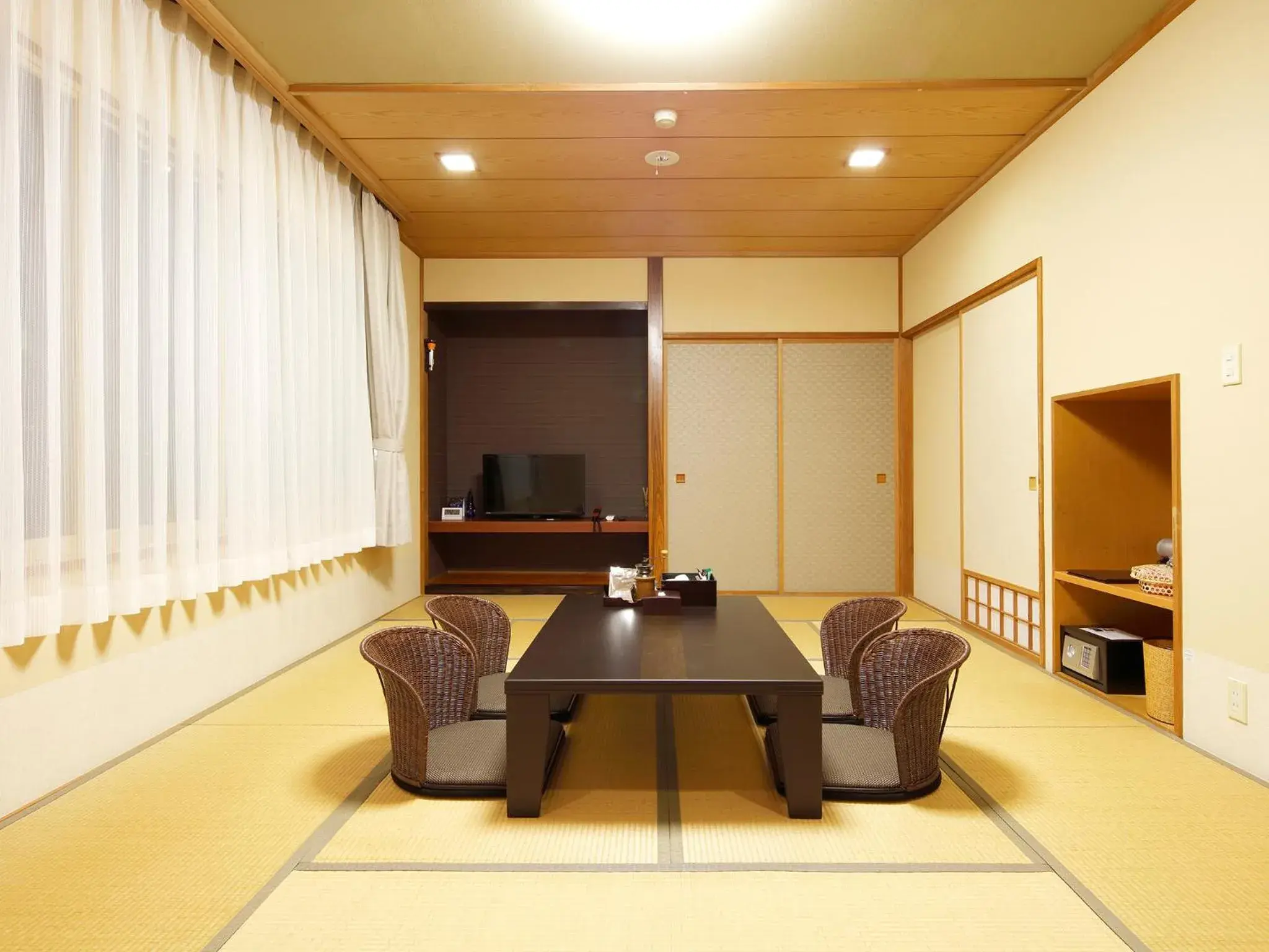 Japanese-Style Quadruple Room with Private Bathroom in Yunokawa Onsen Emi Hakodateya Japanese-Style Quadruple Room with Private Bathroom in Yunokawa Onsen Emi Hakodateya