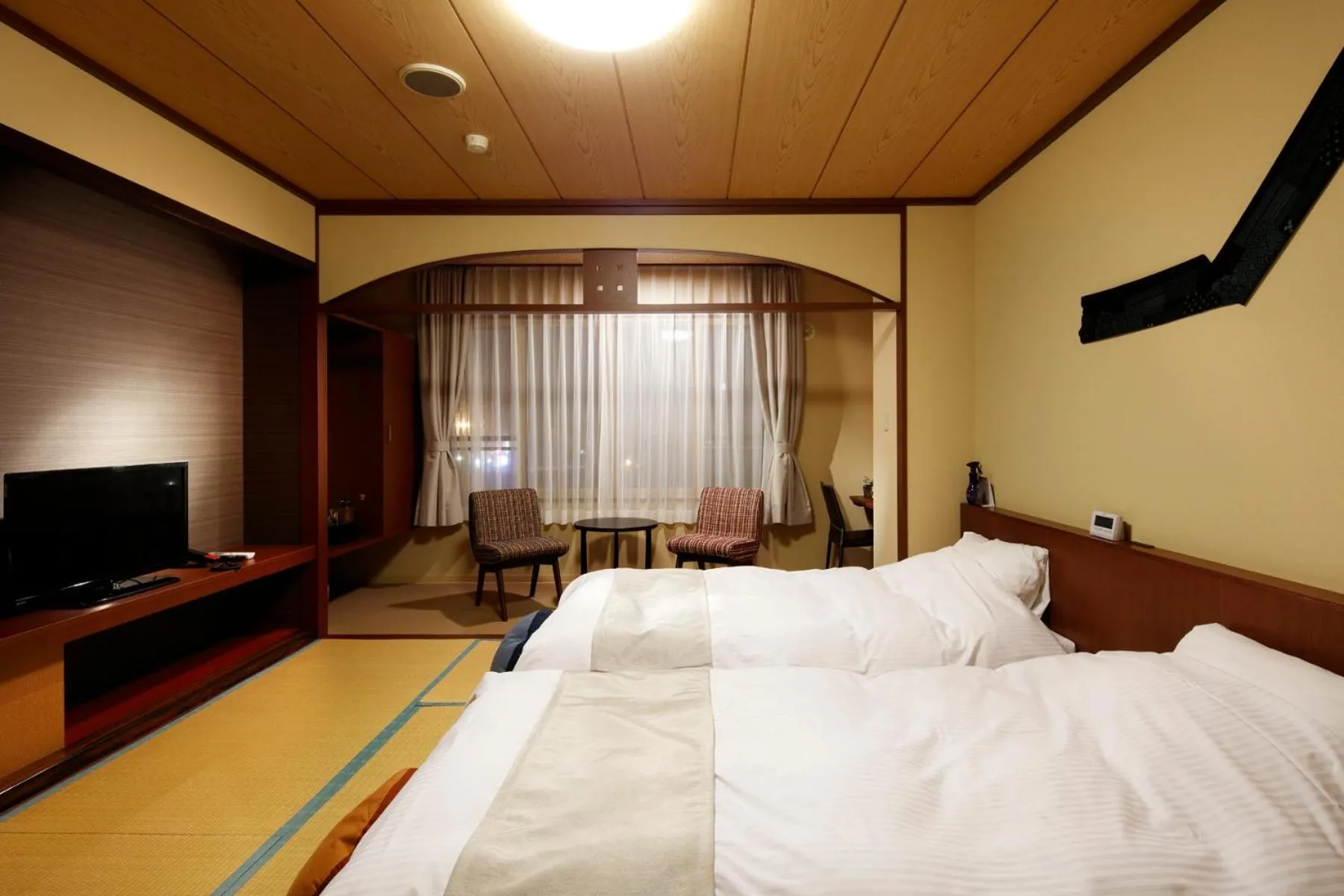 Photo of the whole room, Bed in Yunokawa Onsen Emi Hakodateya