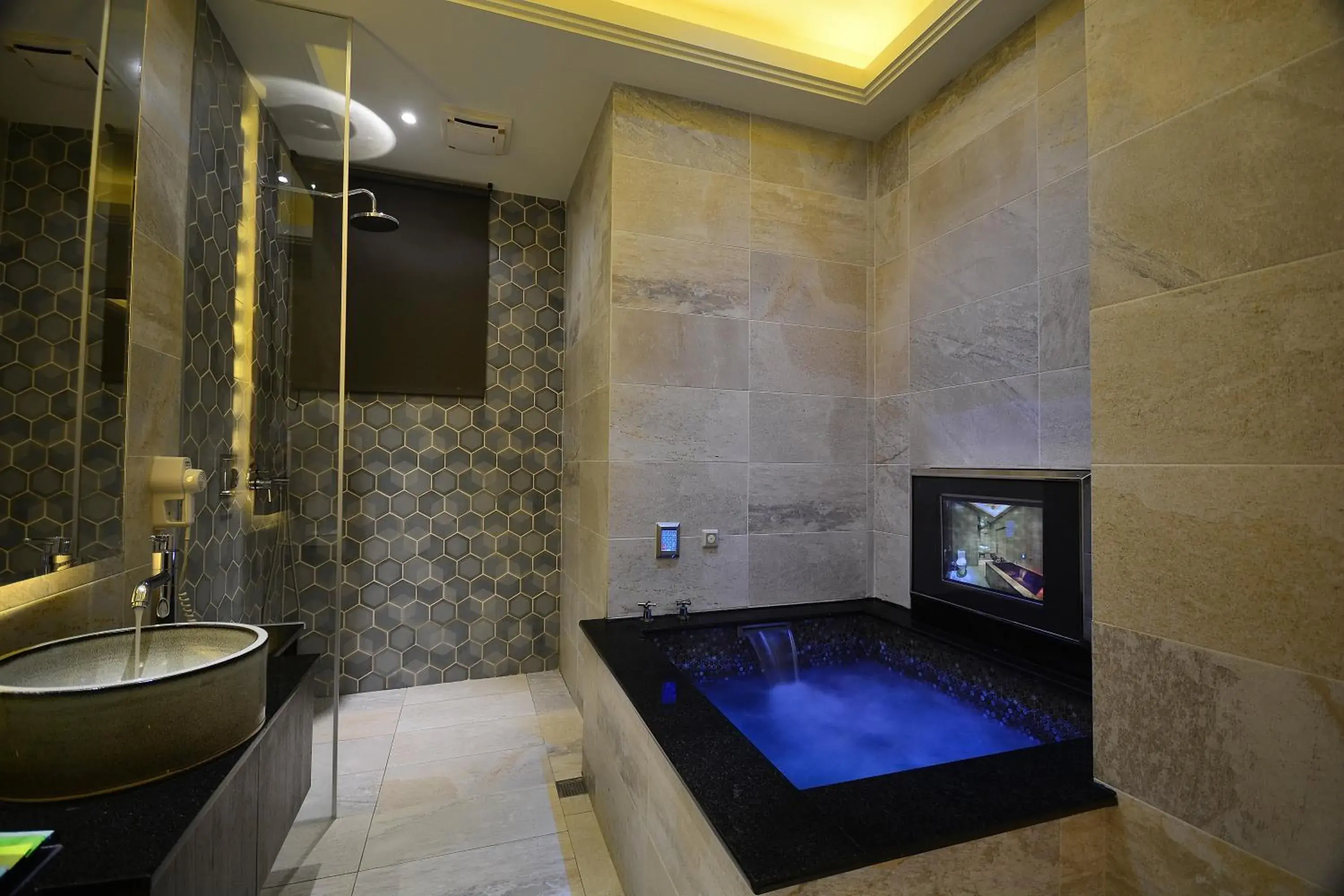 Shower in Hea Duenn Motel Shower in Hea Duenn Motel