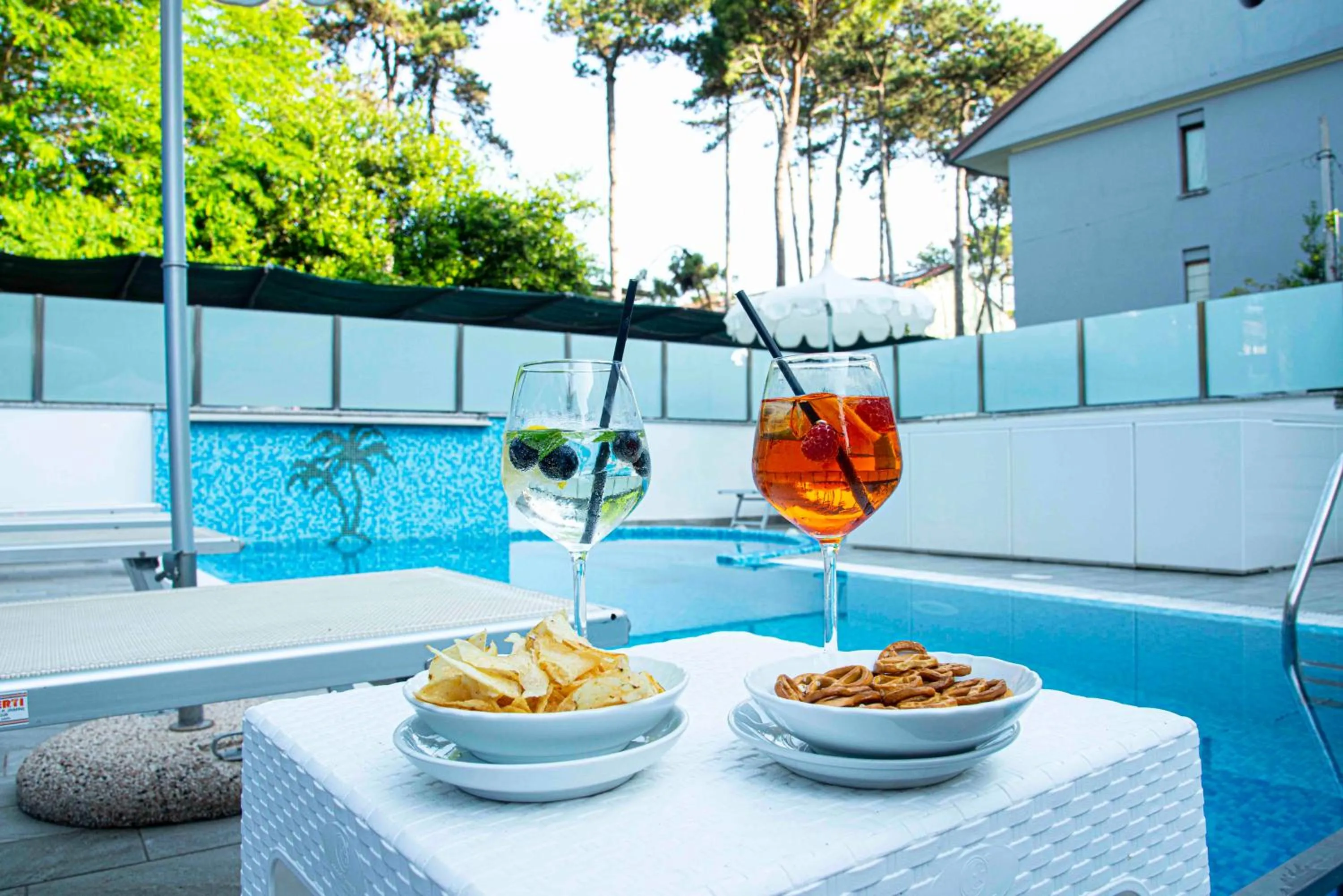 Swimming pool in Hotel Oasi