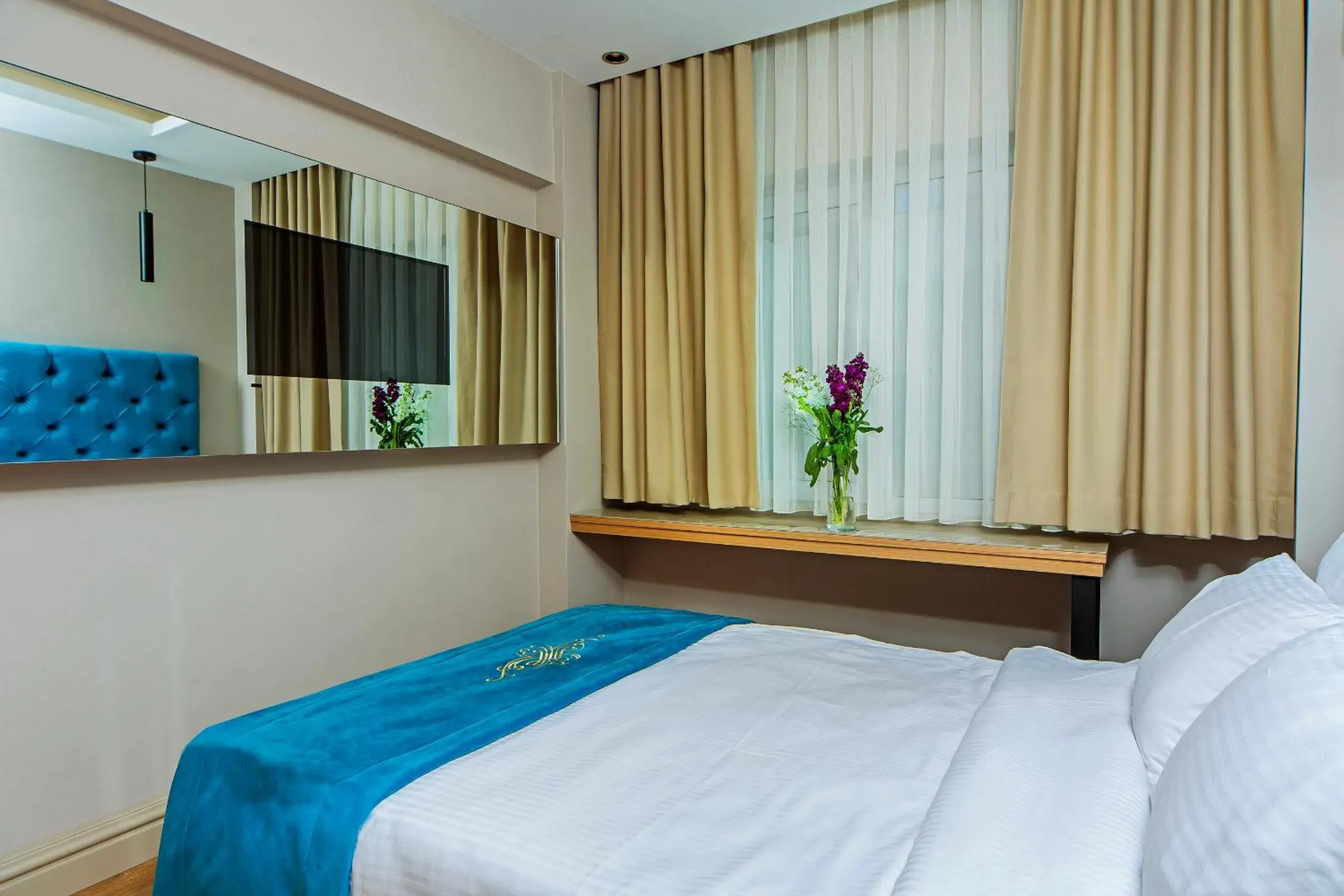 Shower, Bed in History Hotel Shower, Bed in History Hotel