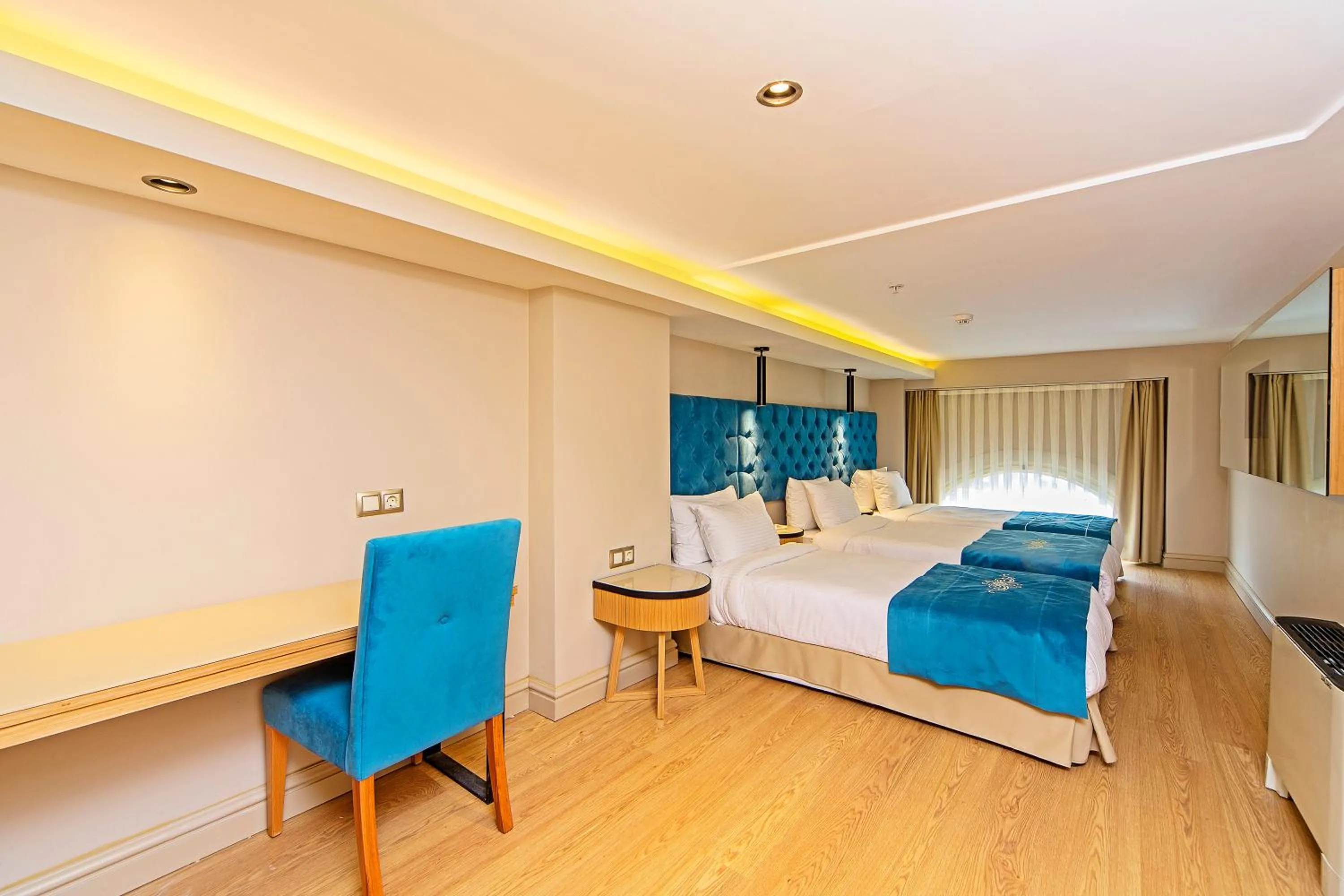 Shower, Bed in History Hotel