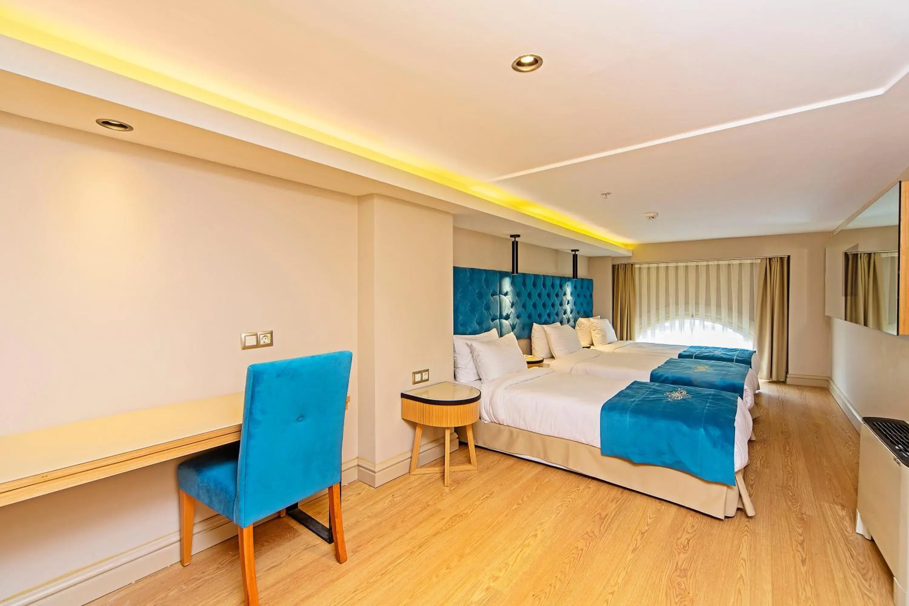 Shower, Bed in History Hotel Shower, Bed in History Hotel