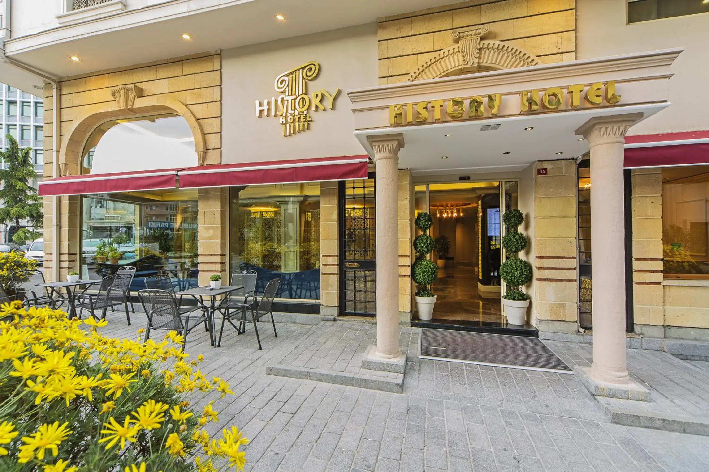 Facade/entrance in History Hotel Facade/entrance in History Hotel