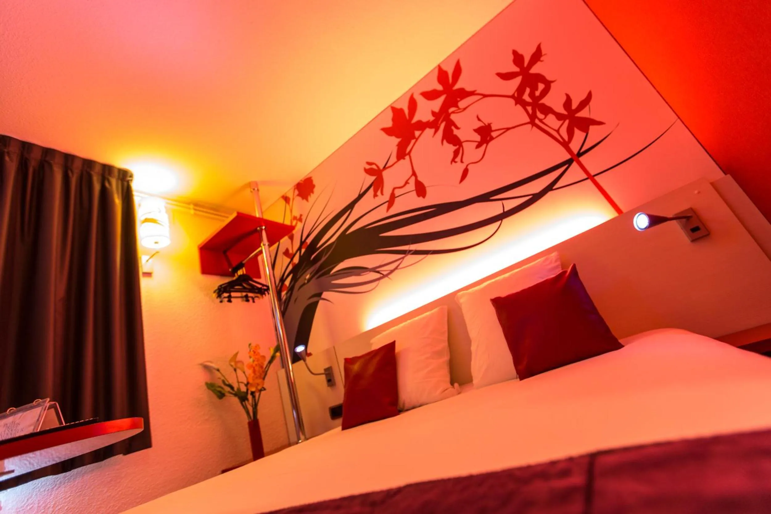 Bedroom, Bed in Hotel Inn Design Sedan