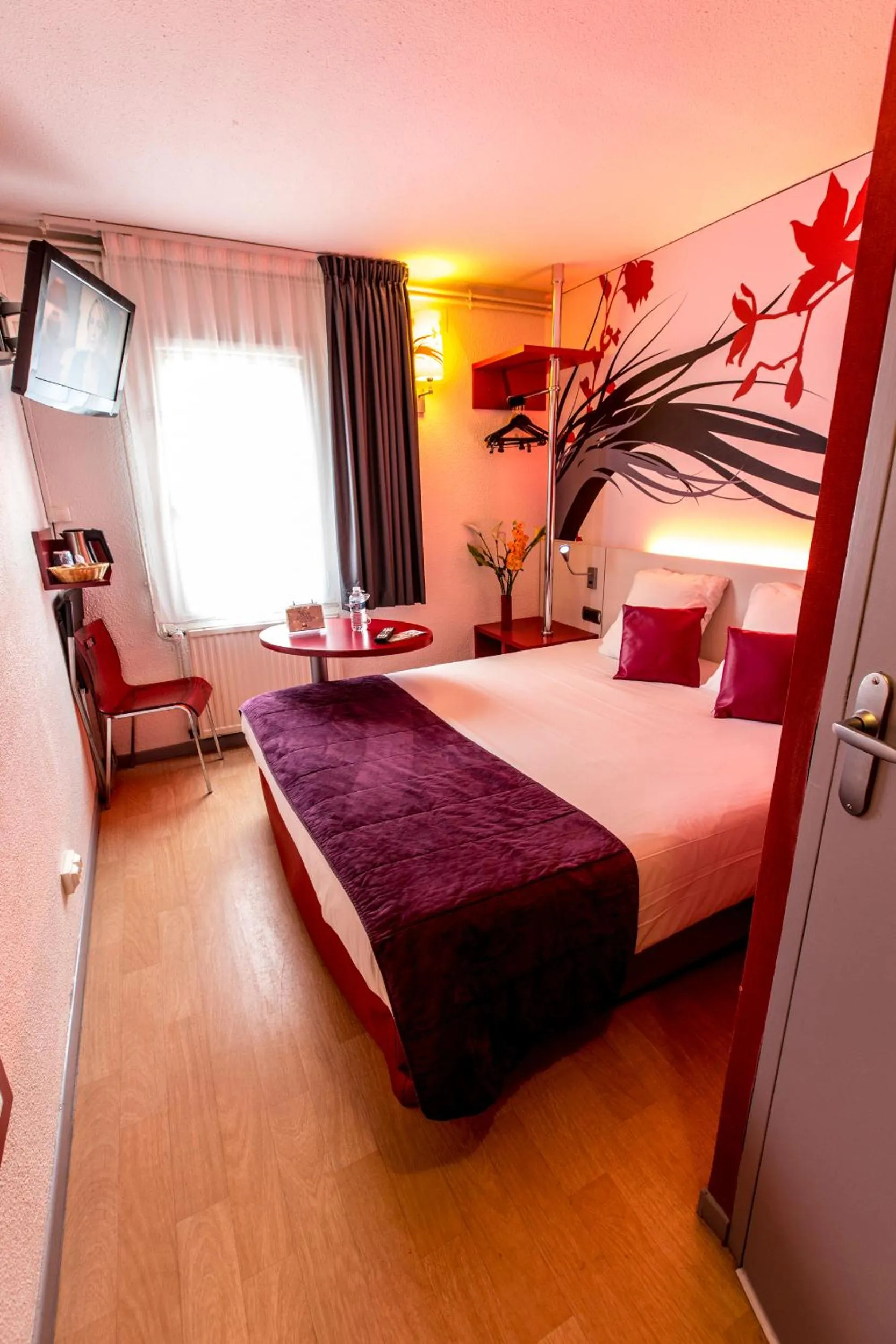 Bedroom, Bed in Hotel Inn Design Sedan