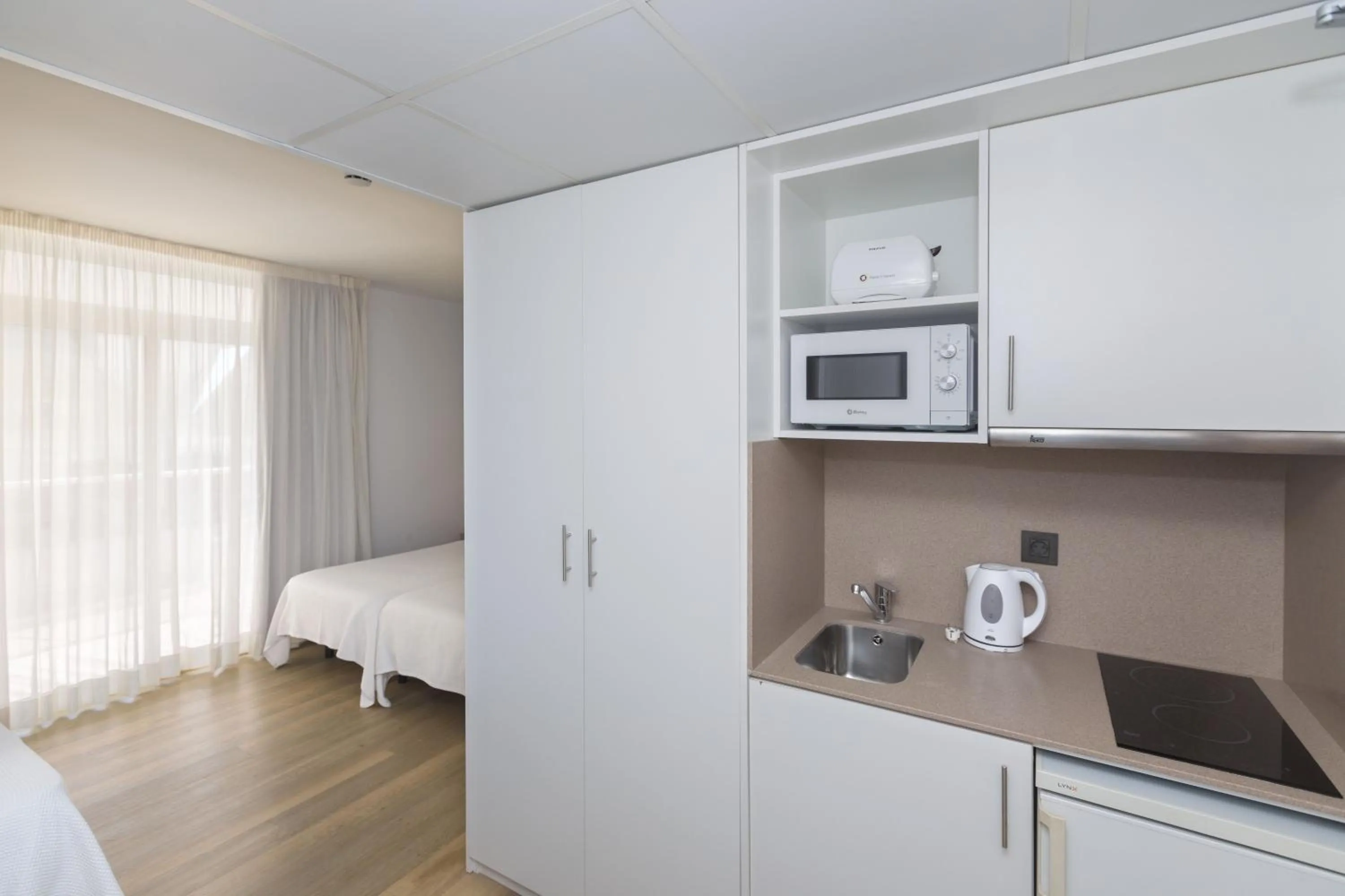 Kitchen or kitchenette, Bed in Ponient Marinada by PortAventura World
