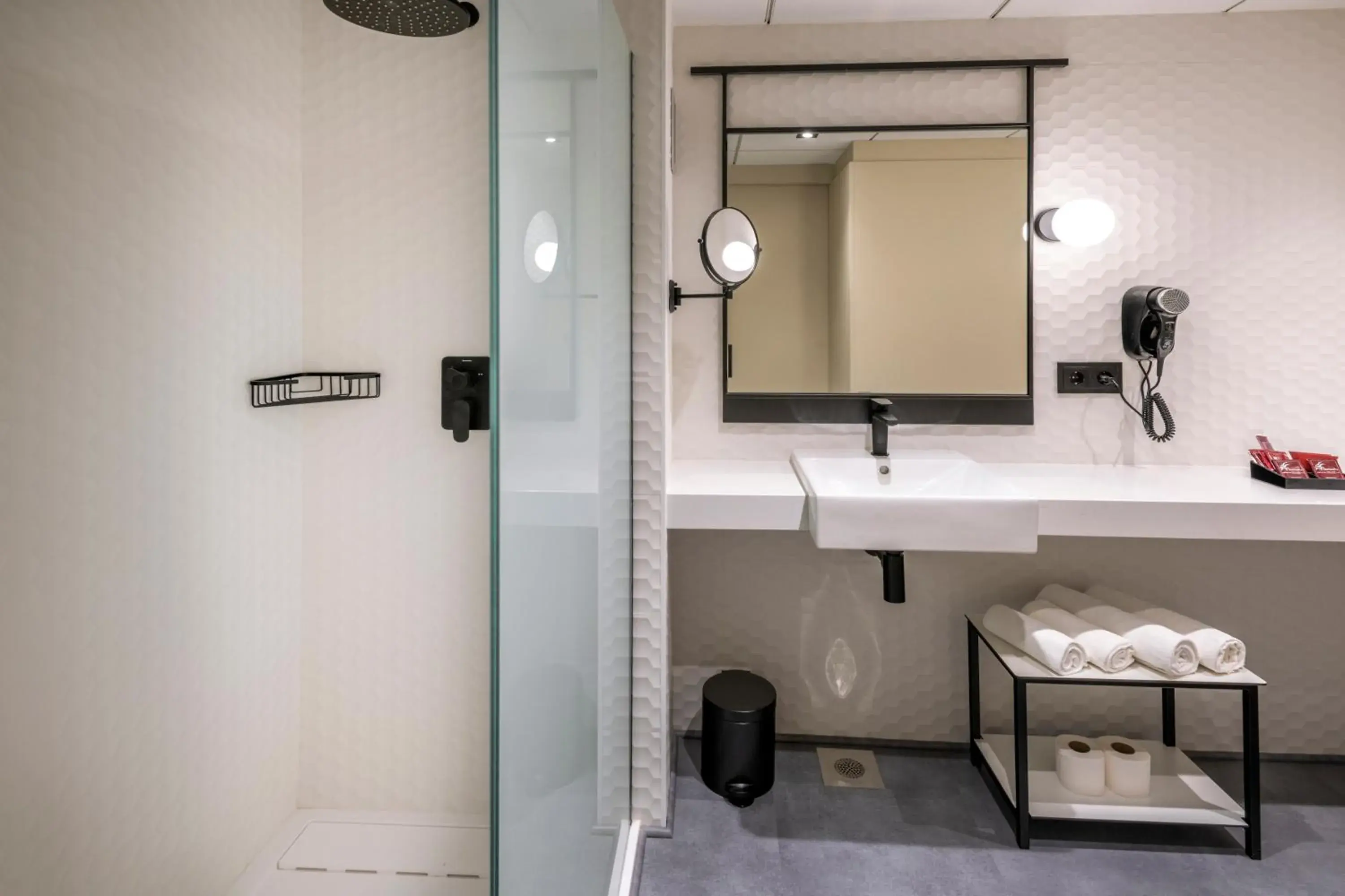 Standard with lateral pool view 4* (3 adults) in Ponient Marinada by PortAventura World Standard with lateral pool view 4* (3 adults) in Ponient Marinada by PortAventura World