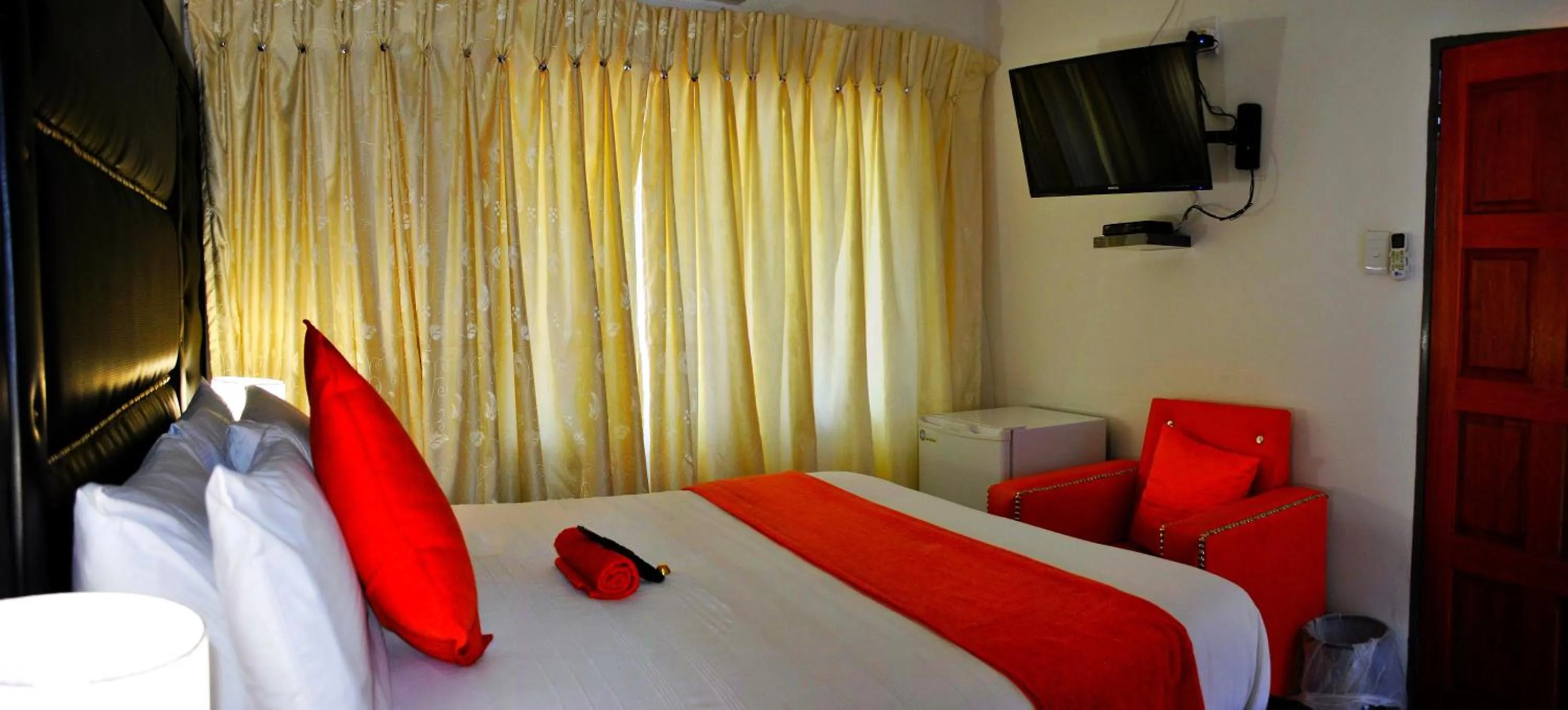 Photo of the whole room, Bed in Lapologa B&B Phalaborwa