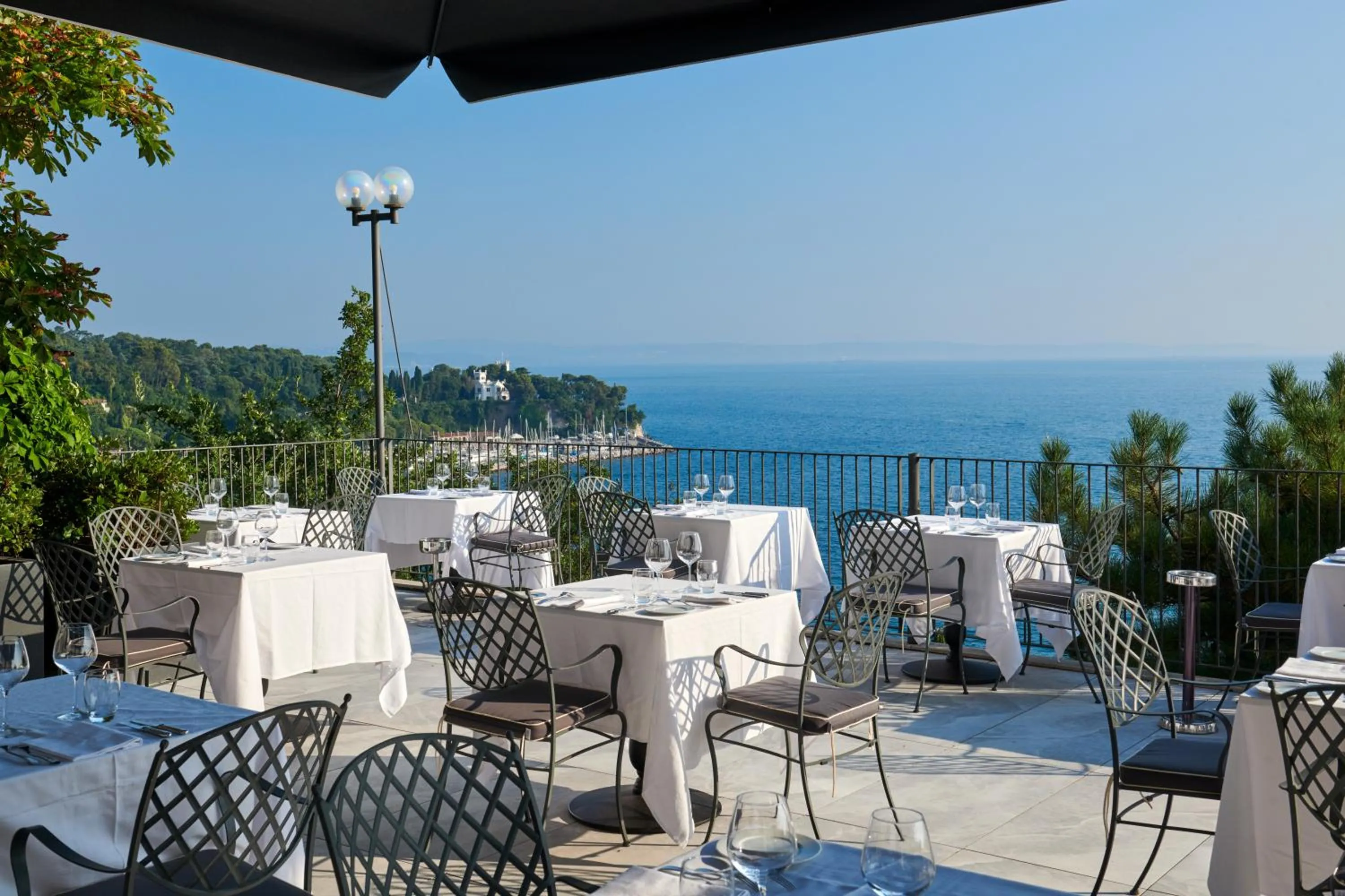 Restaurant/places to eat in Hotel Riviera & Maximilian's