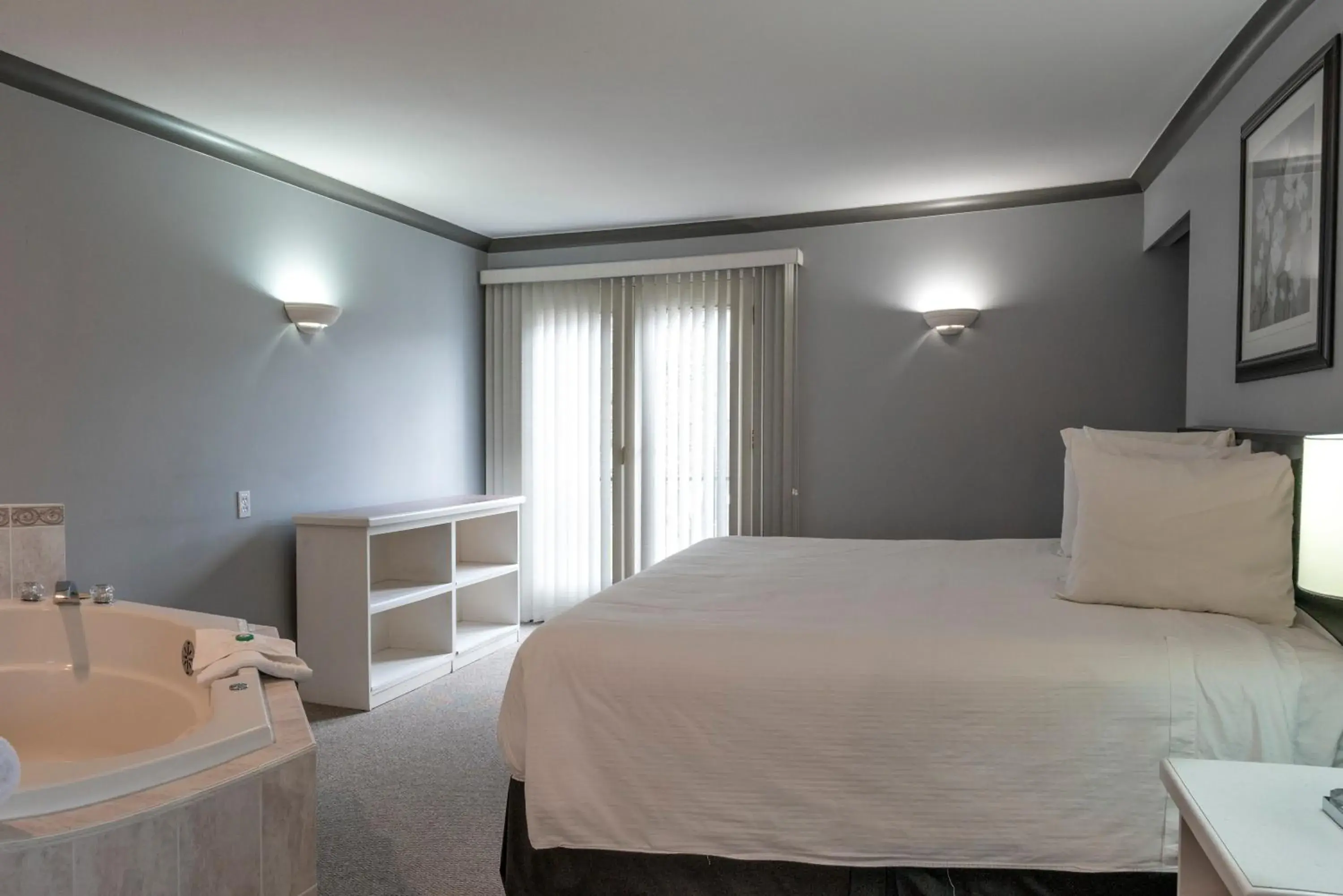 One-Bedroom Deluxe Apartment in Tiki Shores Inn & Suites One-Bedroom Deluxe Apartment in Tiki Shores Inn & Suites