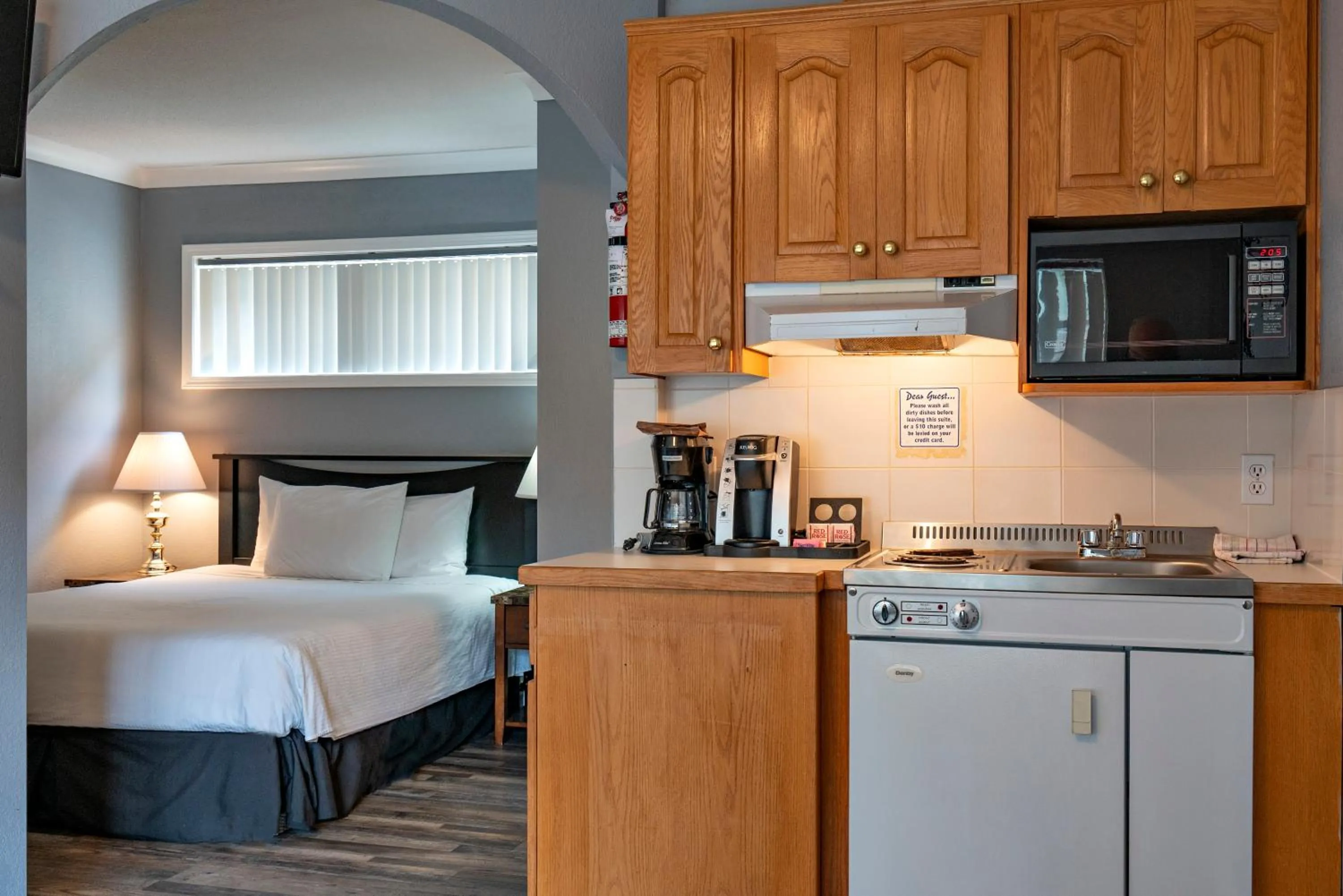 Kitchen or kitchenette, Bed in Tiki Shores Inn & Suites