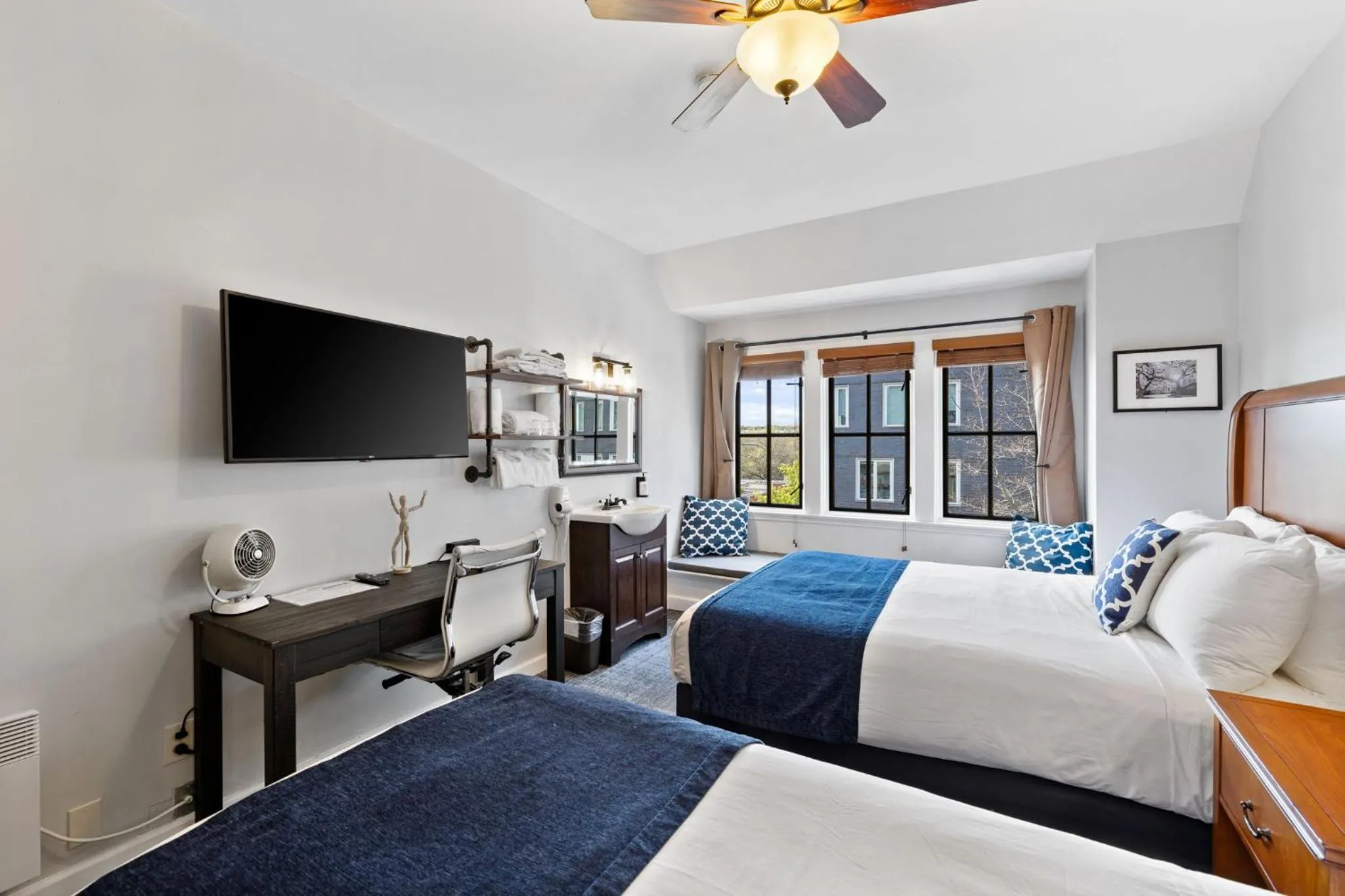 Bedroom, Bed in College Inn Hotel