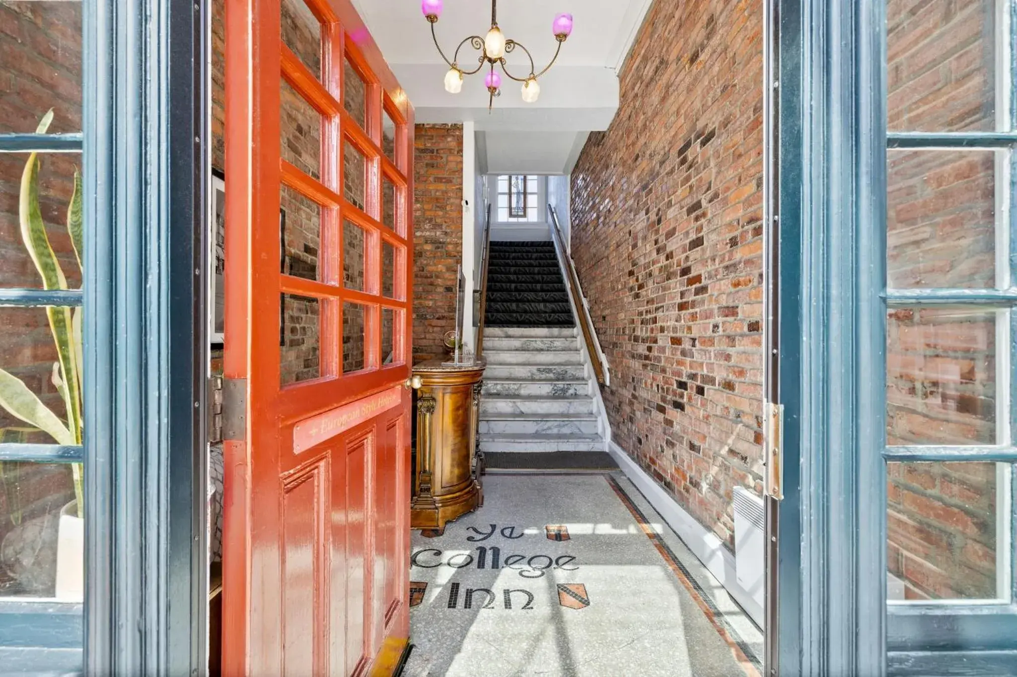 Facade/entrance in College Inn Hotel Facade/entrance in College Inn Hotel