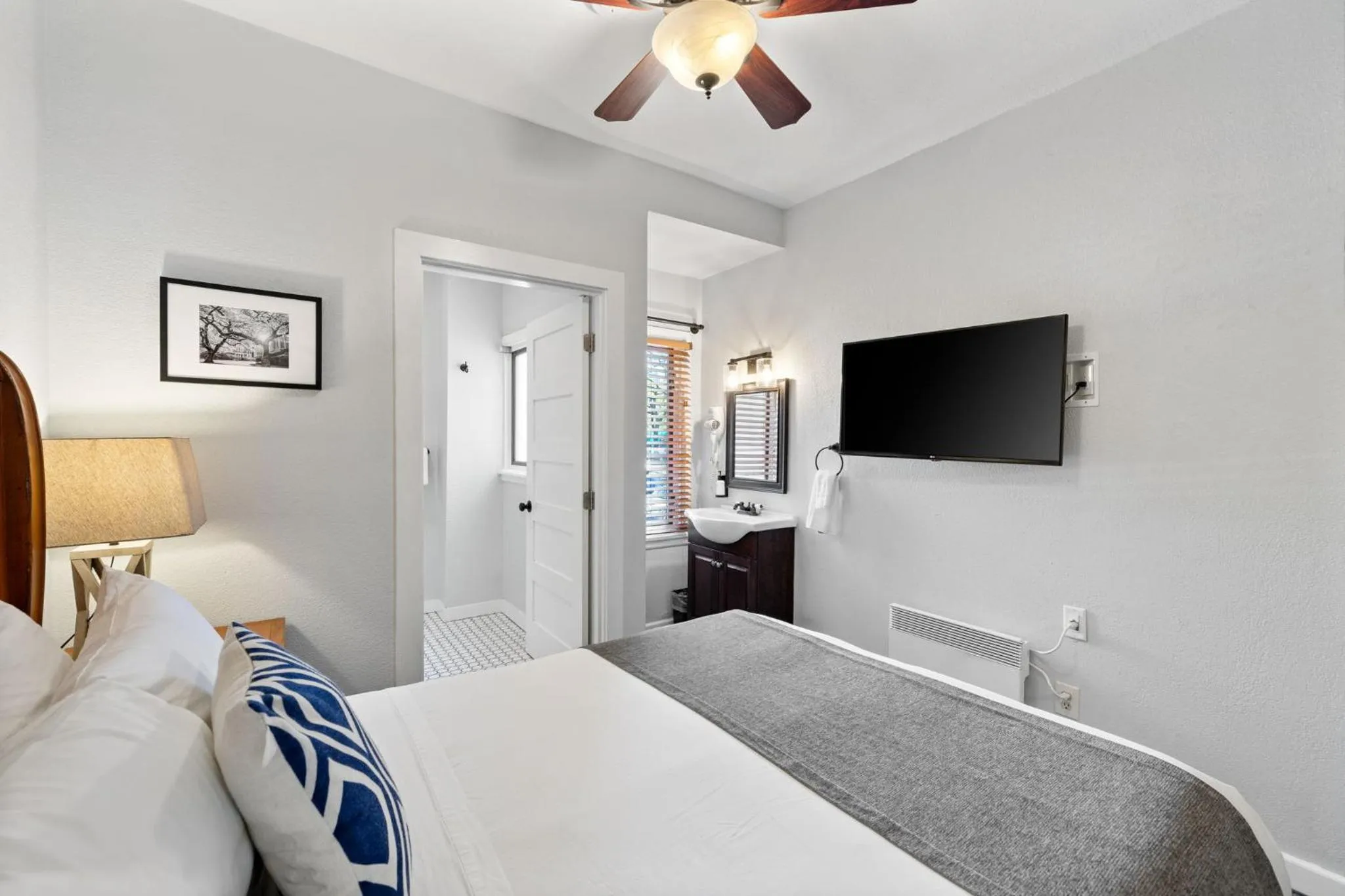 Bedroom, Bed in College Inn Hotel