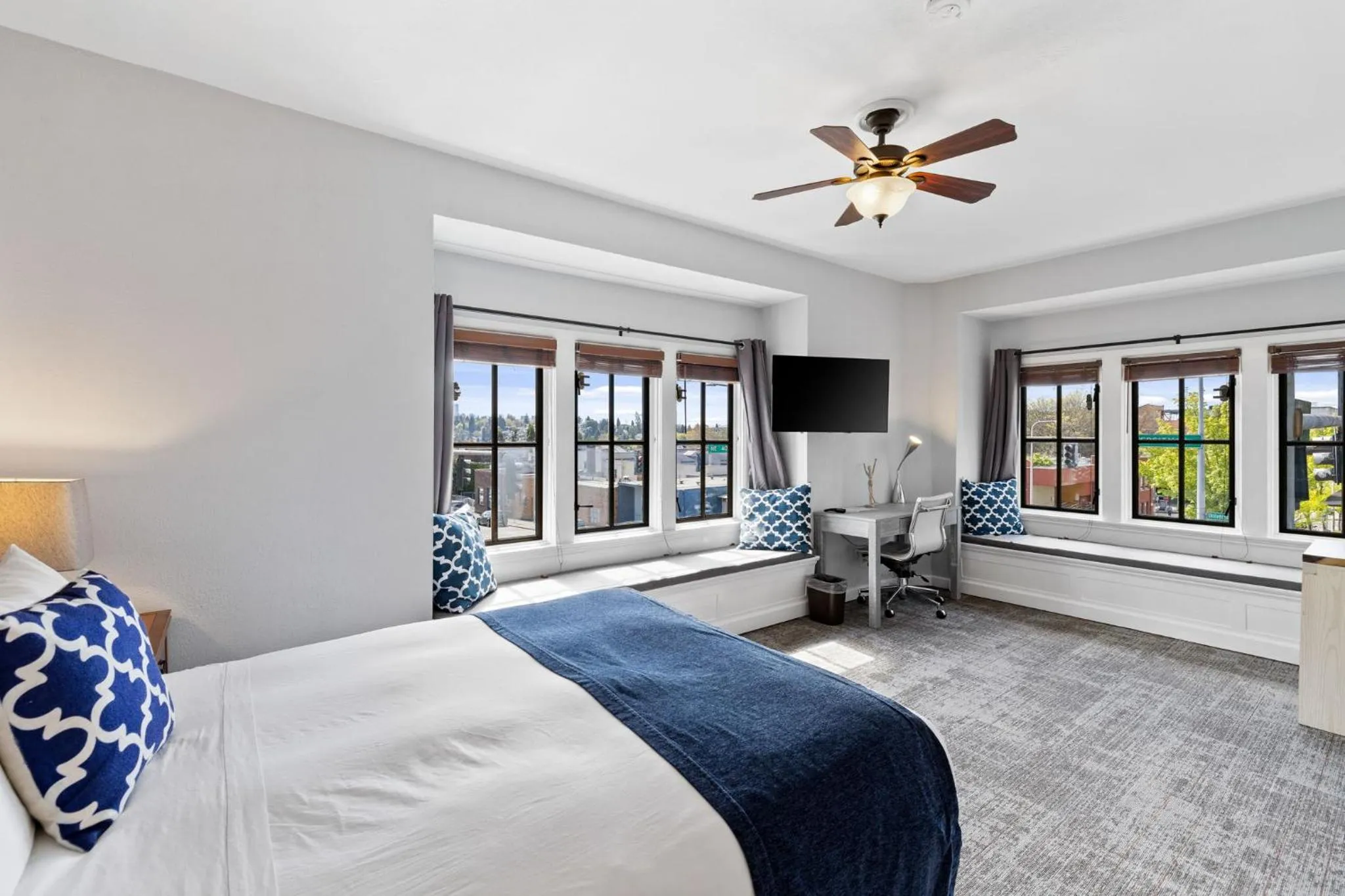 Bedroom, Bed in College Inn Hotel