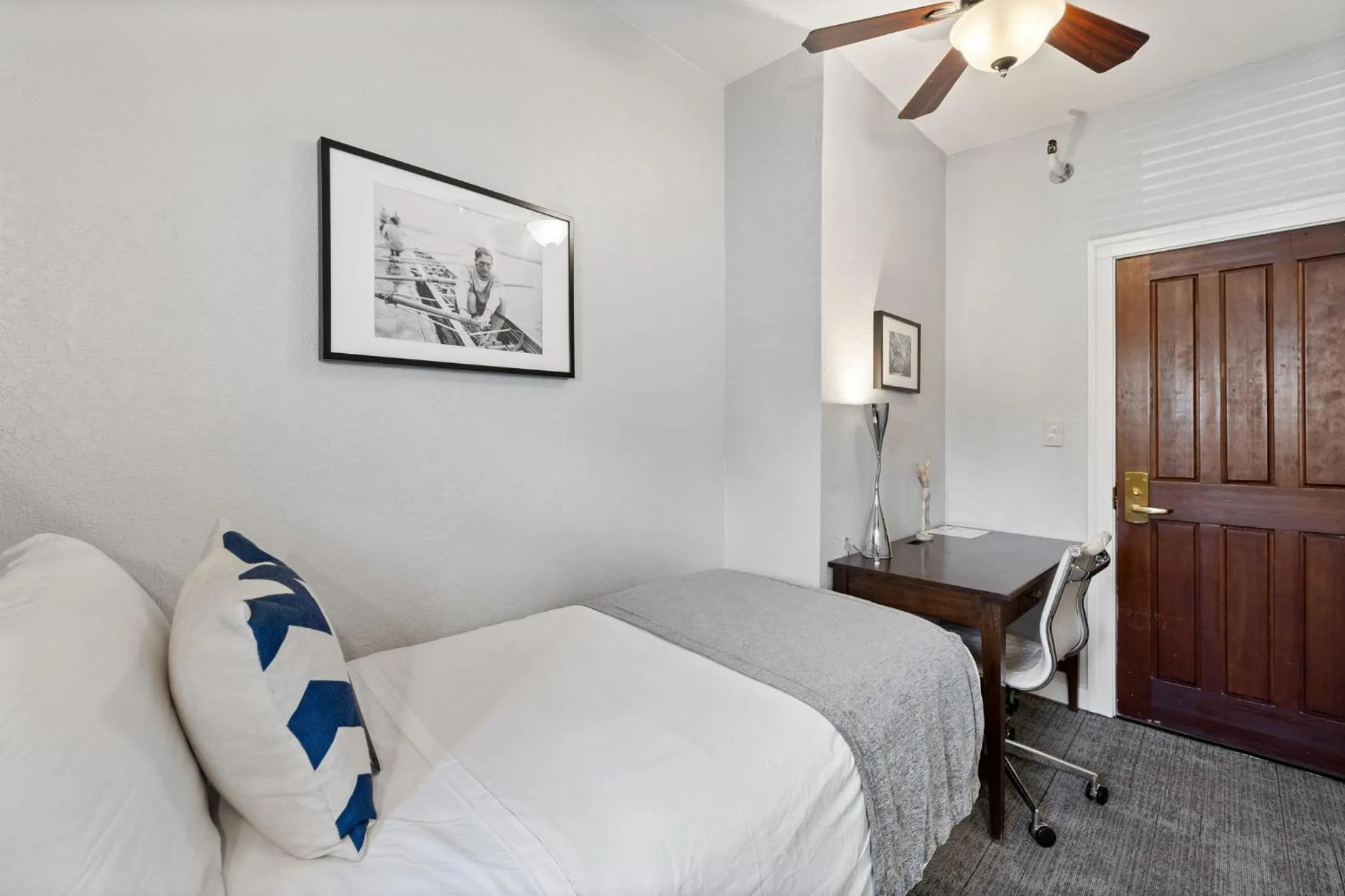 Bedroom, Bed in College Inn Hotel