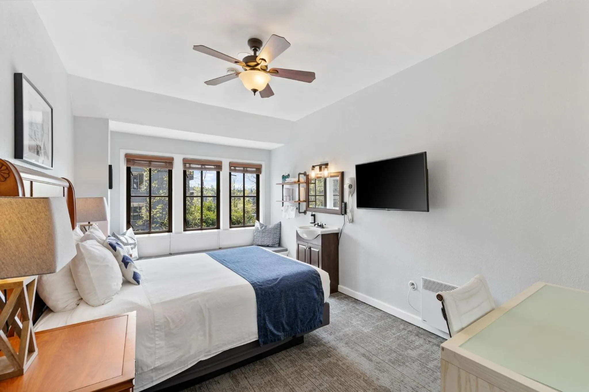 Bedroom, Bed in College Inn Hotel