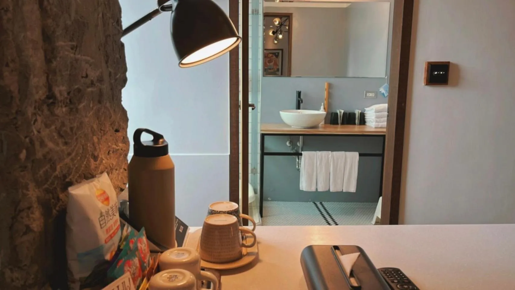 Coffee/tea facilities, Bed in Chill Roof Hotel