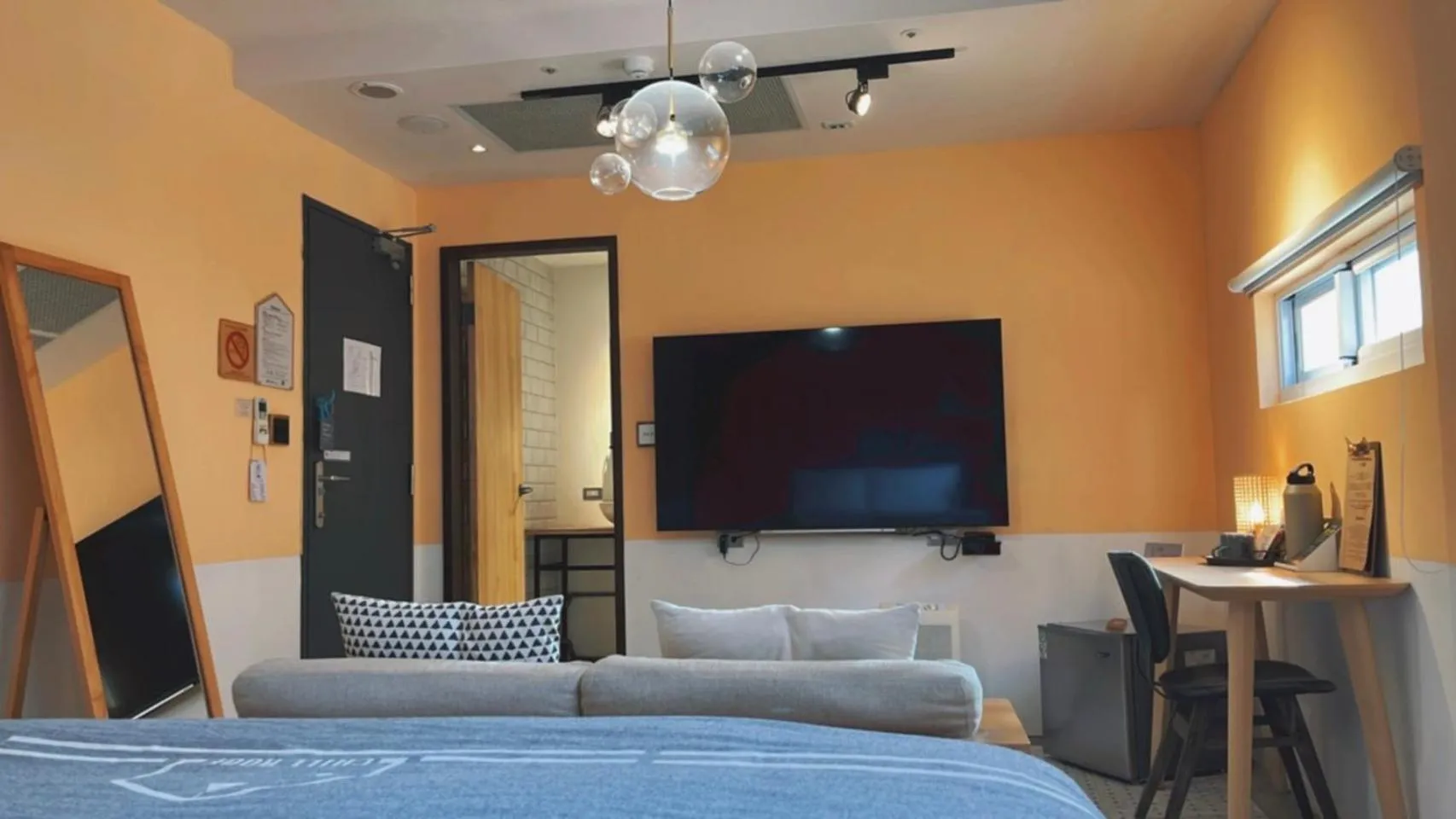 TV and multimedia, Bed in Chill Roof Hotel