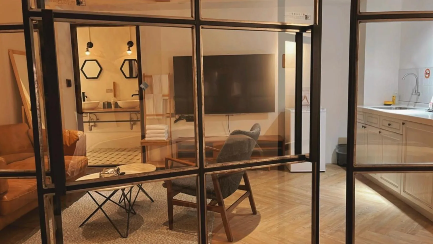 TV and multimedia in Chill Roof Hotel