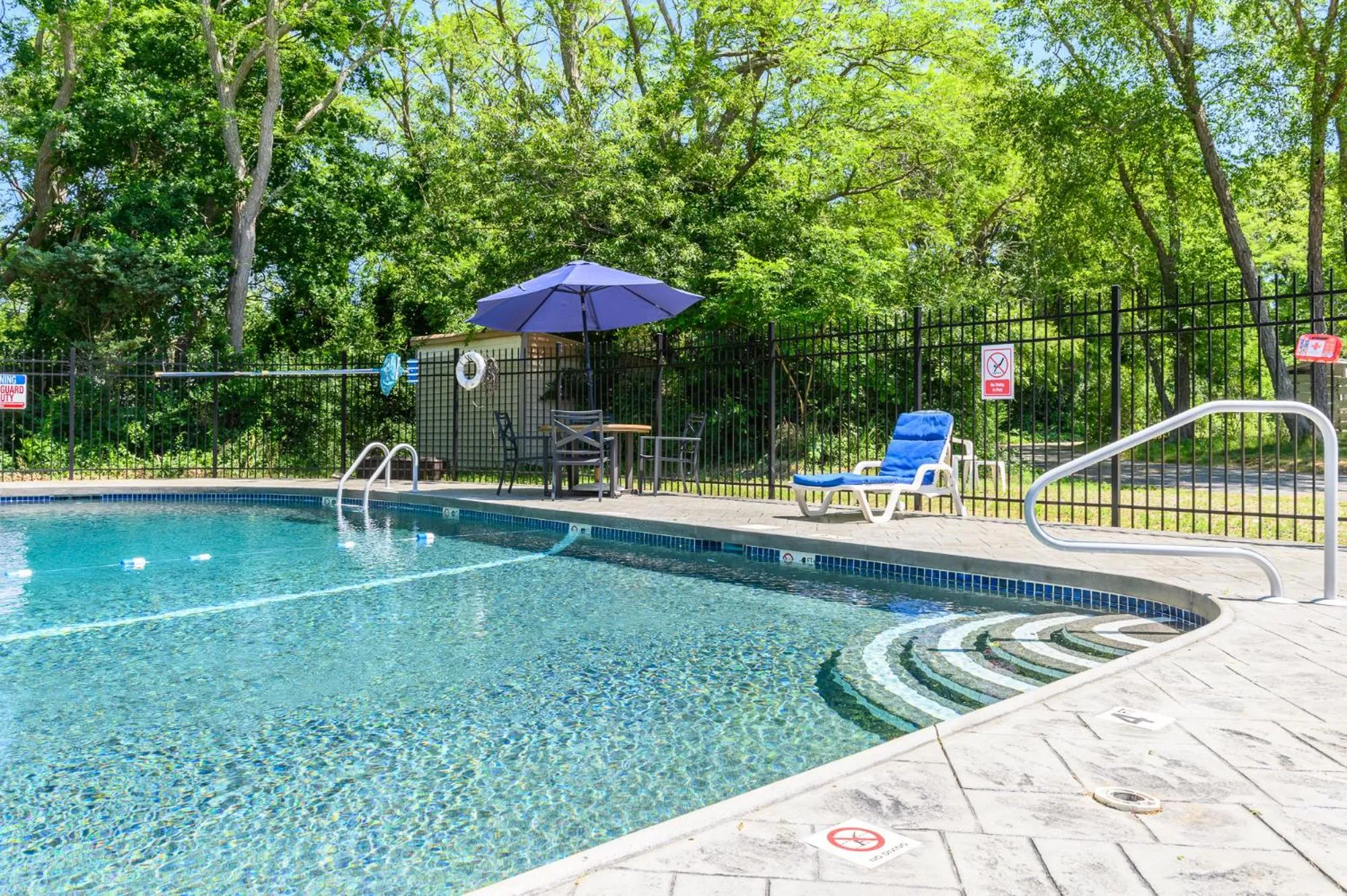 Swimming pool in Captains Quarters Motel & Conference Center