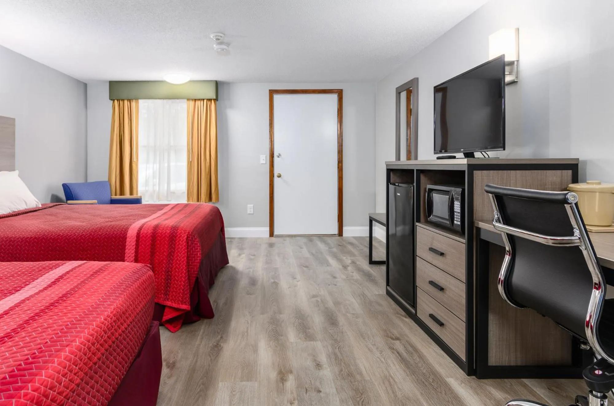 TV and multimedia in Captains Quarters Motel & Conference Center