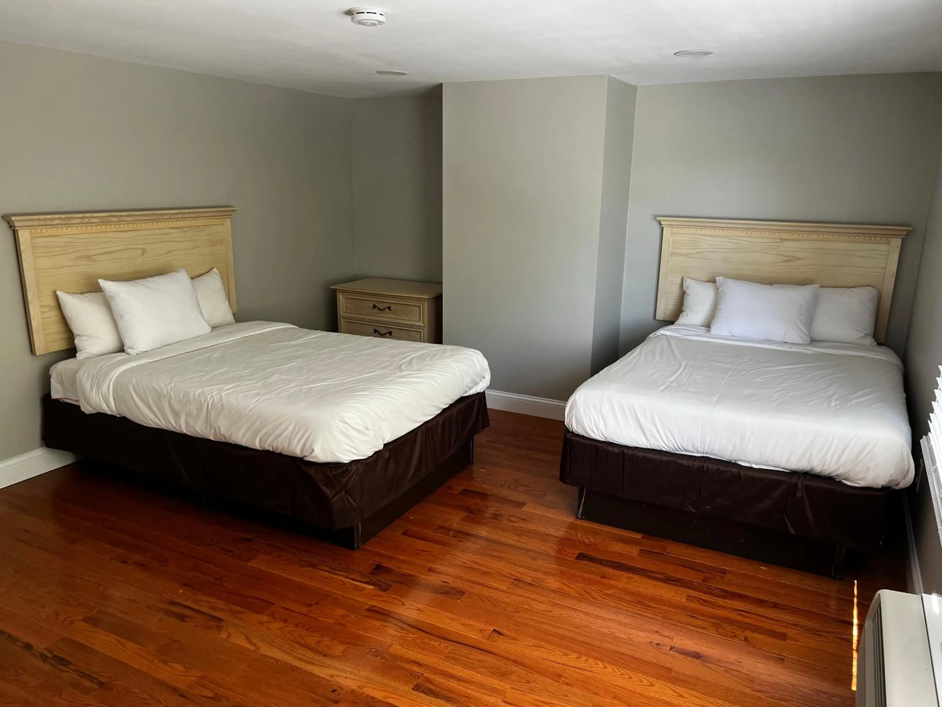 Bed in Captains Quarters Motel & Conference Center