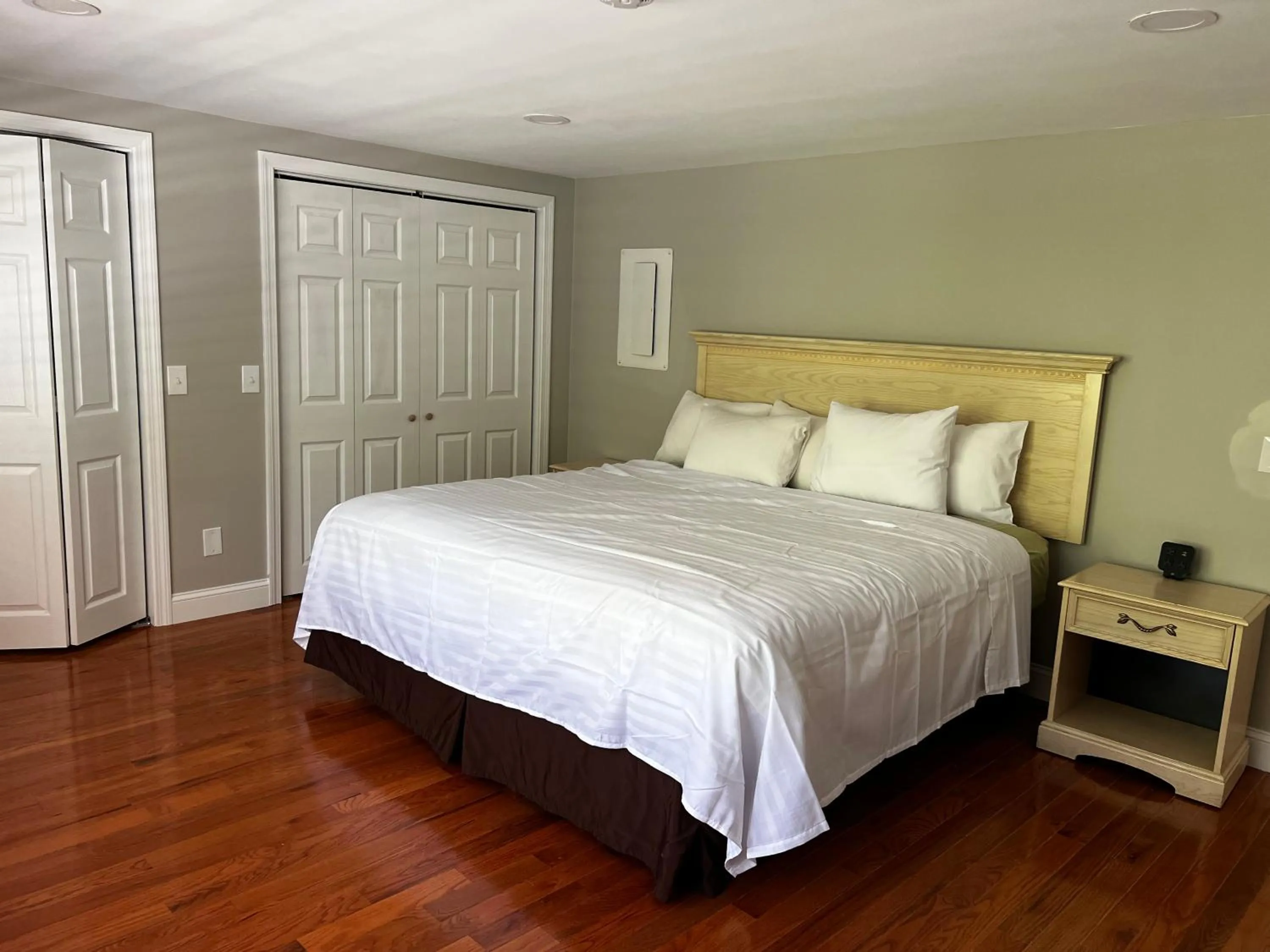 Bed in Captains Quarters Motel & Conference Center