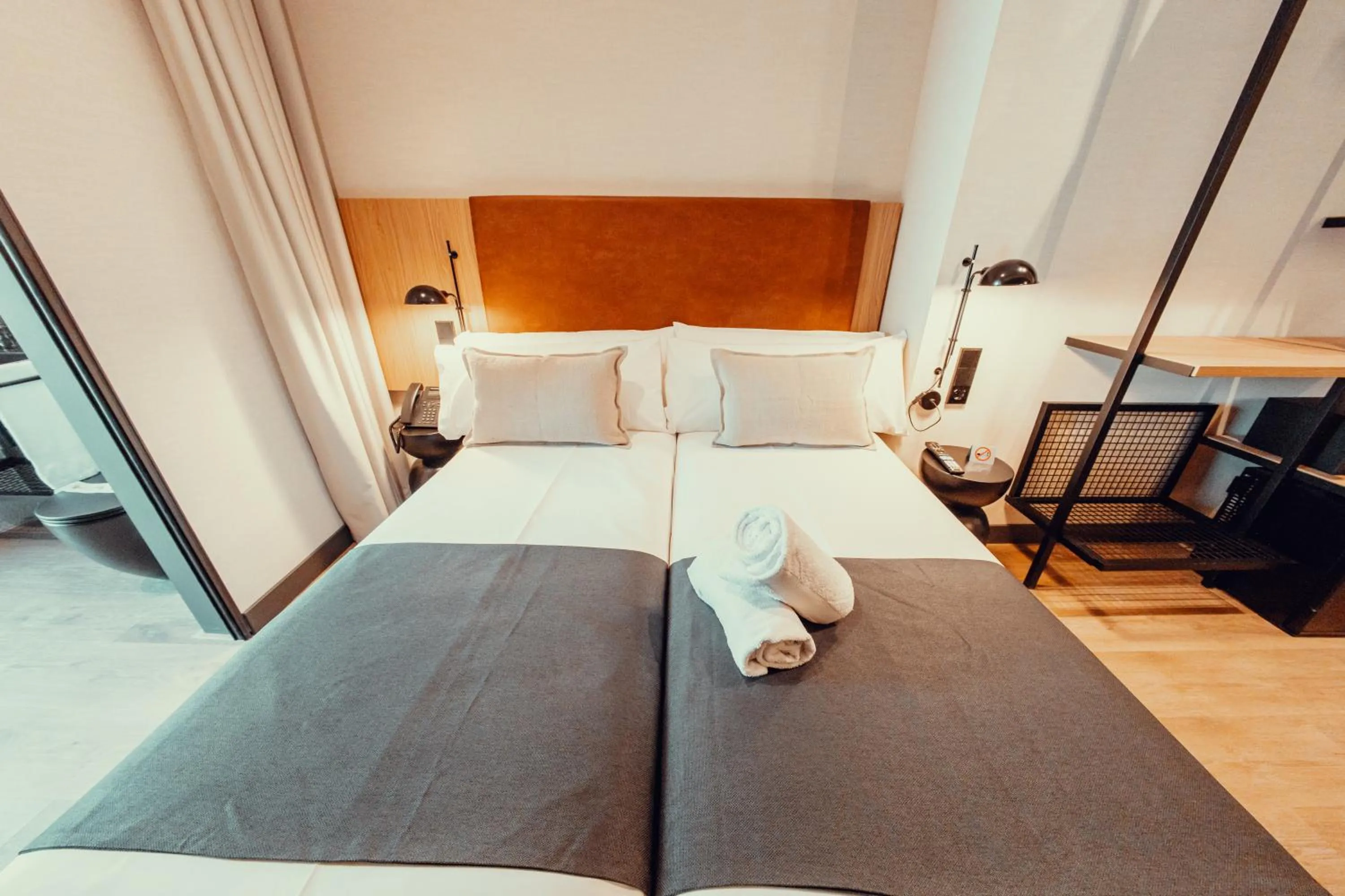 Photo of the whole room, Bed in Hotel Transit