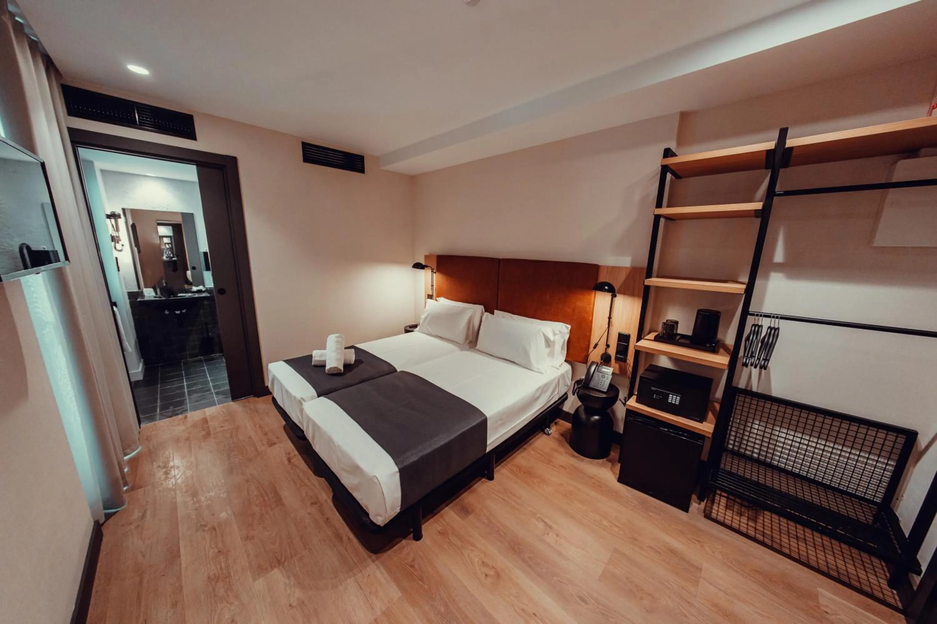 Photo of the whole room, Bed in Hotel Transit