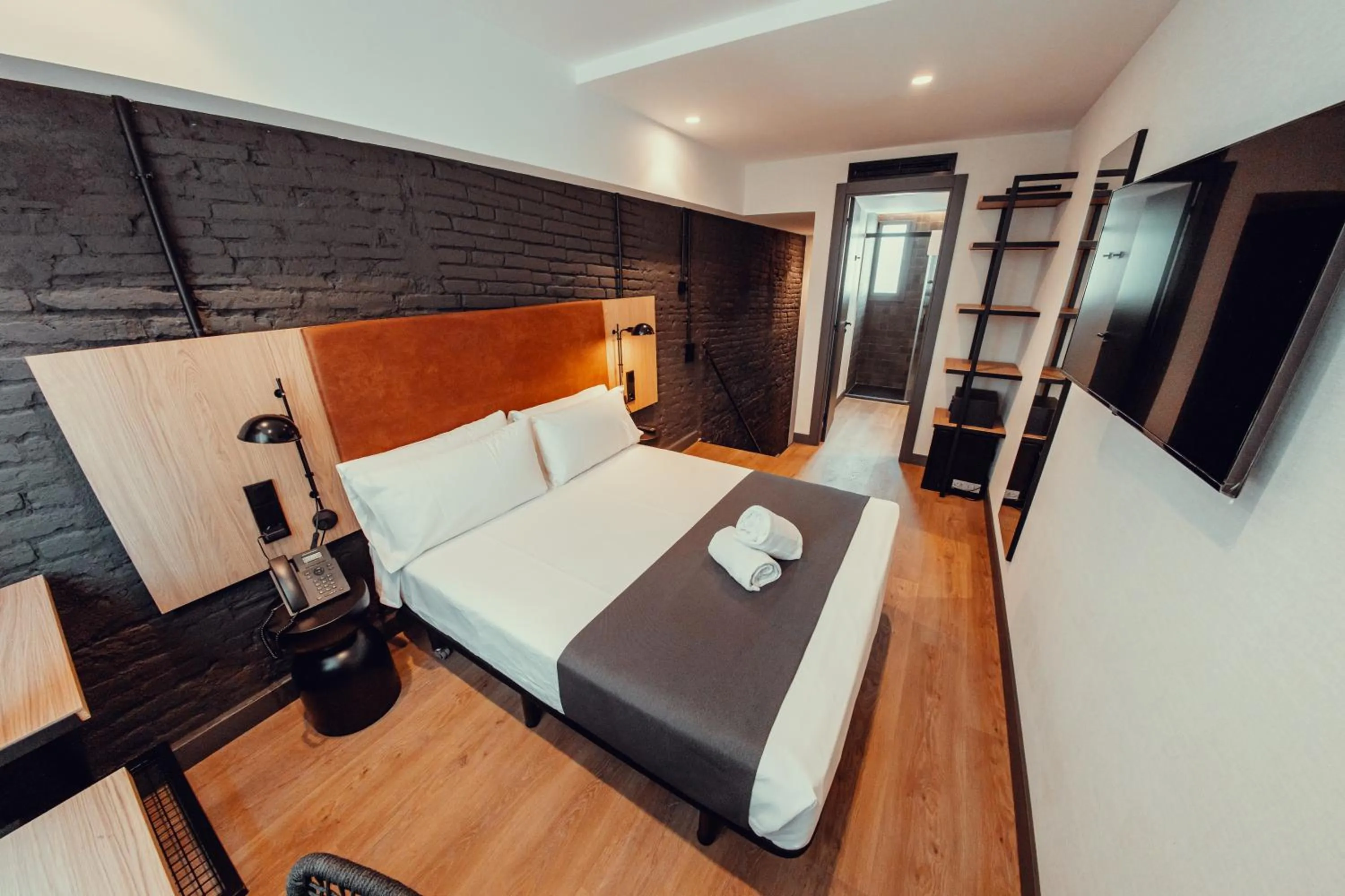 Photo of the whole room, Bed in Hotel Transit