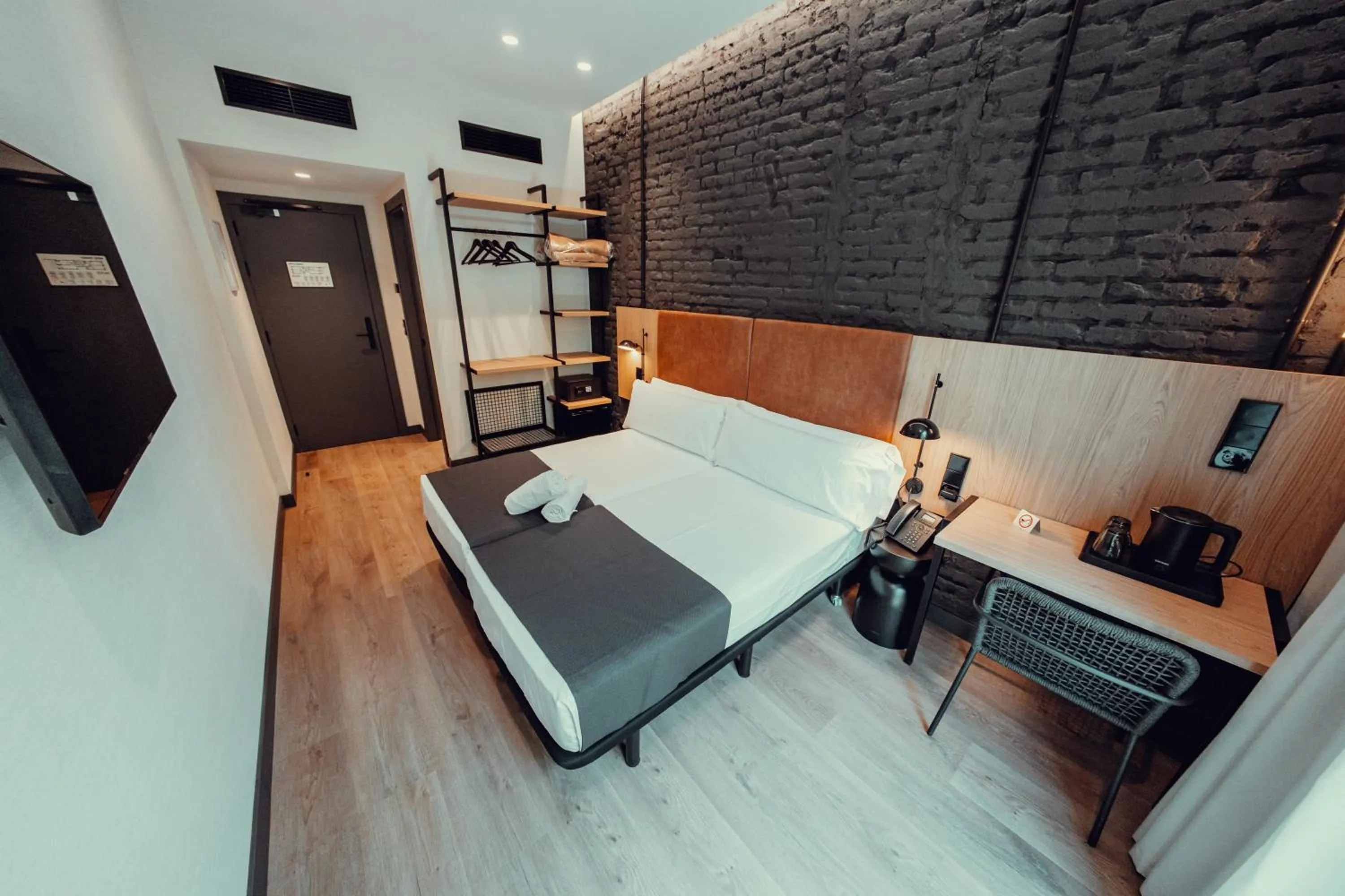 Photo of the whole room, Bed in Hotel Transit