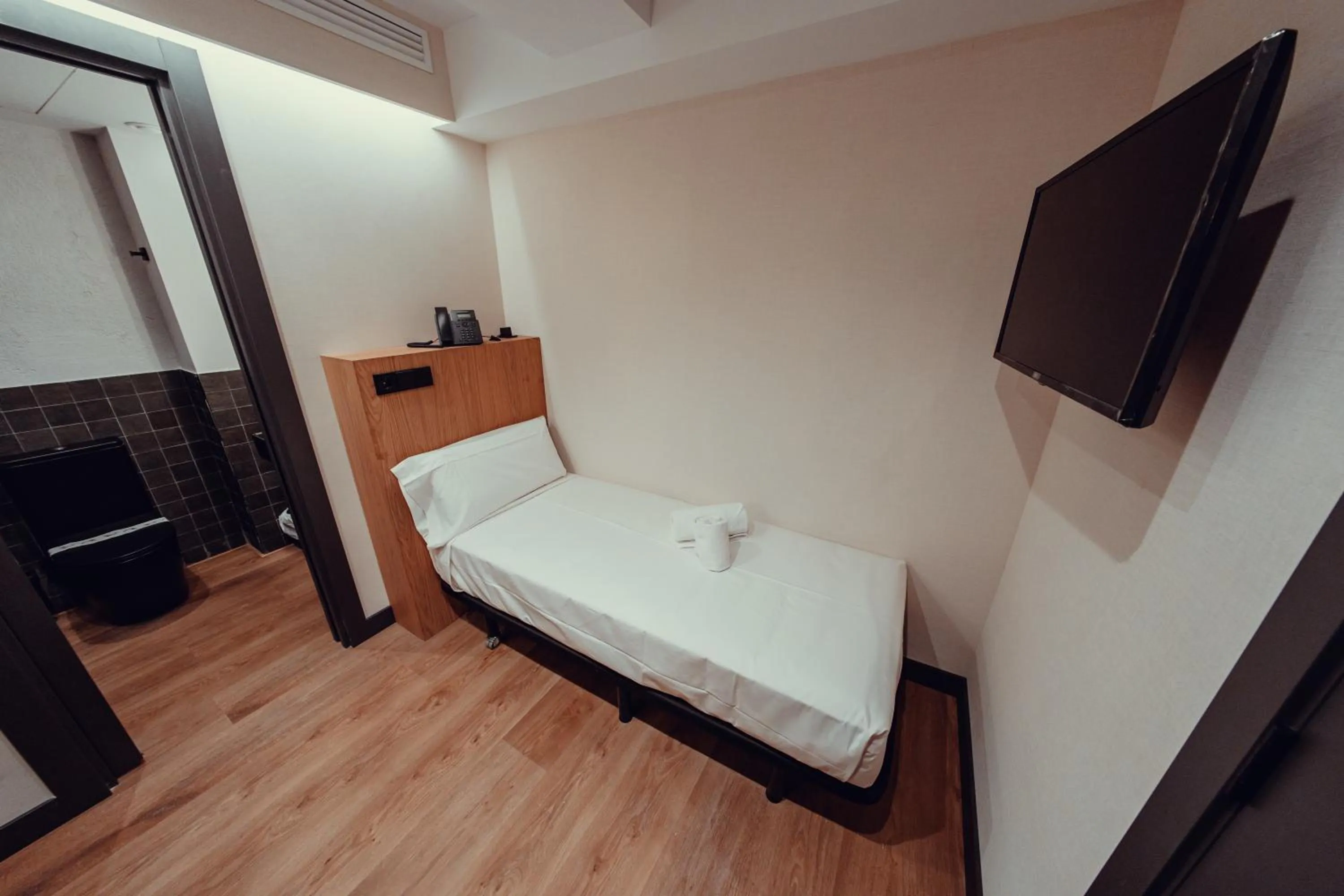 Photo of the whole room, Bed in Hotel Transit