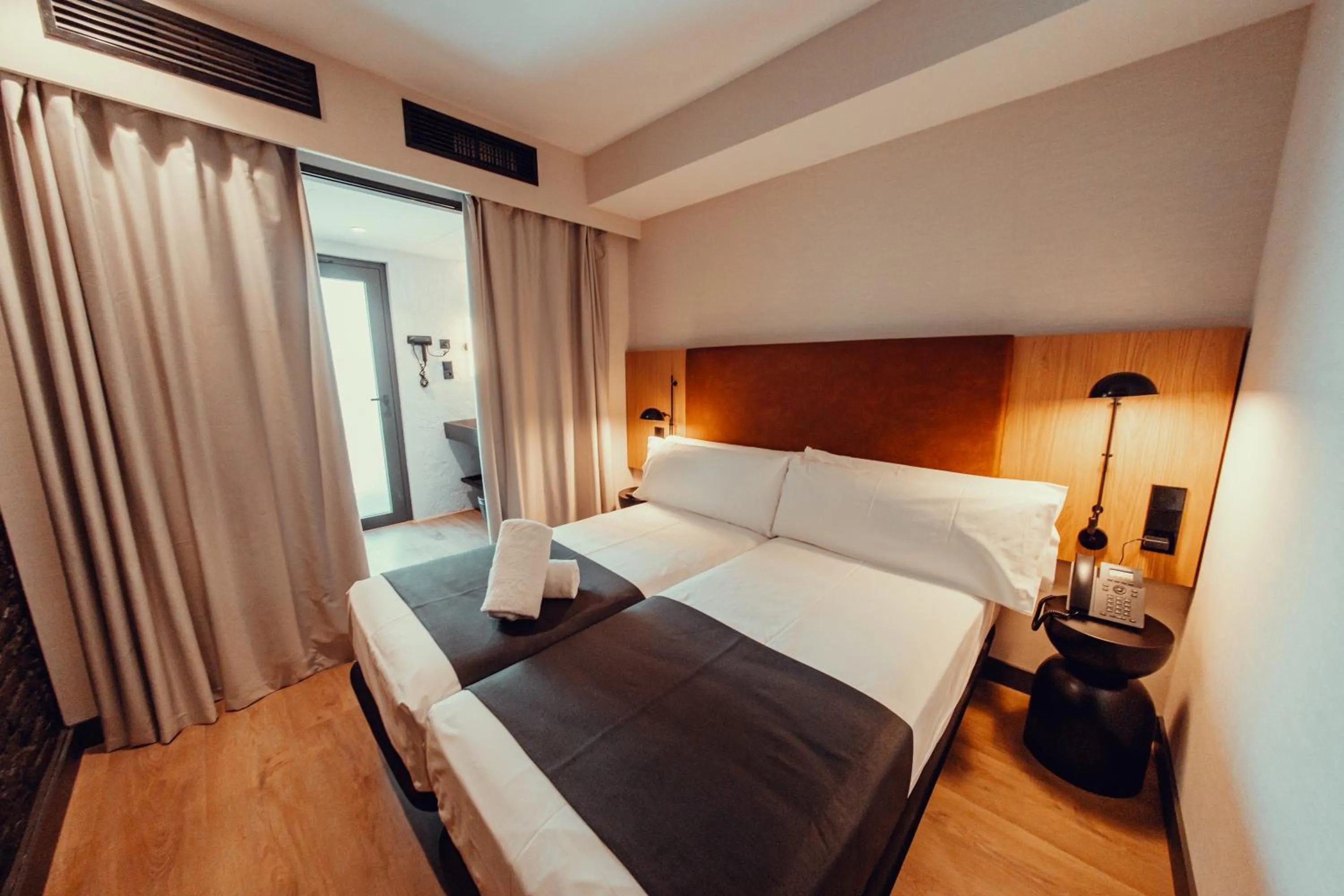 Photo of the whole room, Bed in Hotel Transit