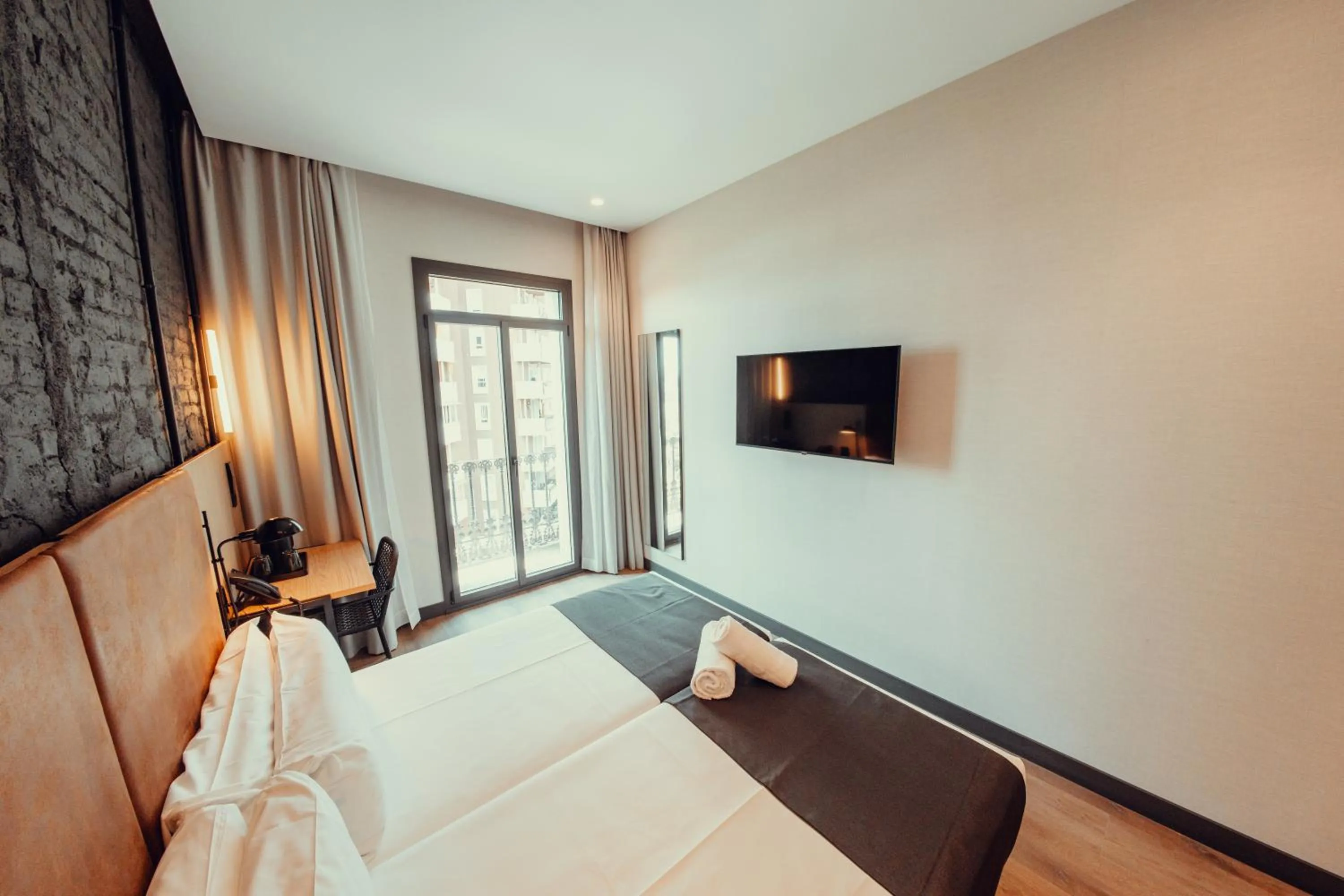 Photo of the whole room, Bed in Hotel Transit