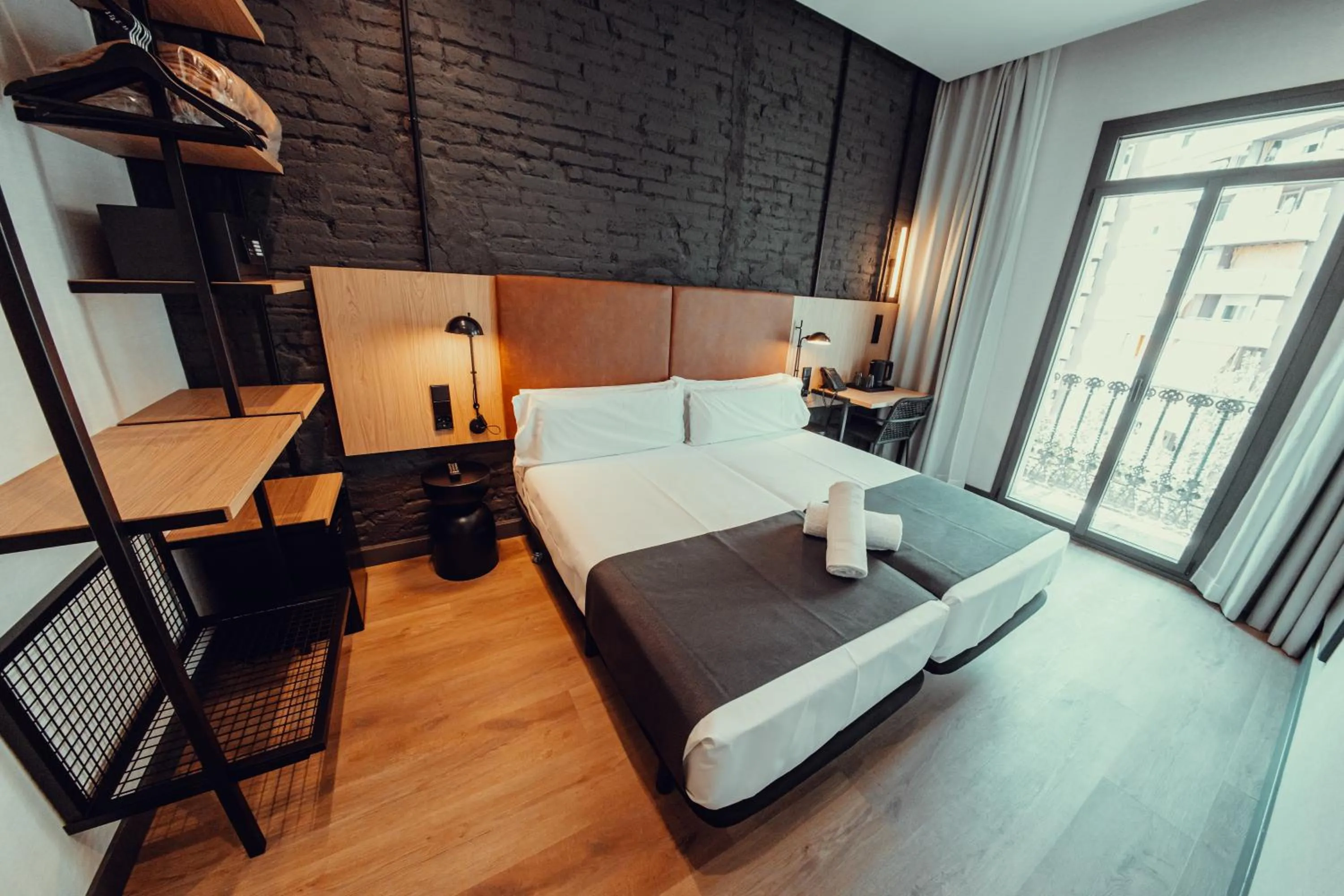 Photo of the whole room, Bed in Hotel Transit