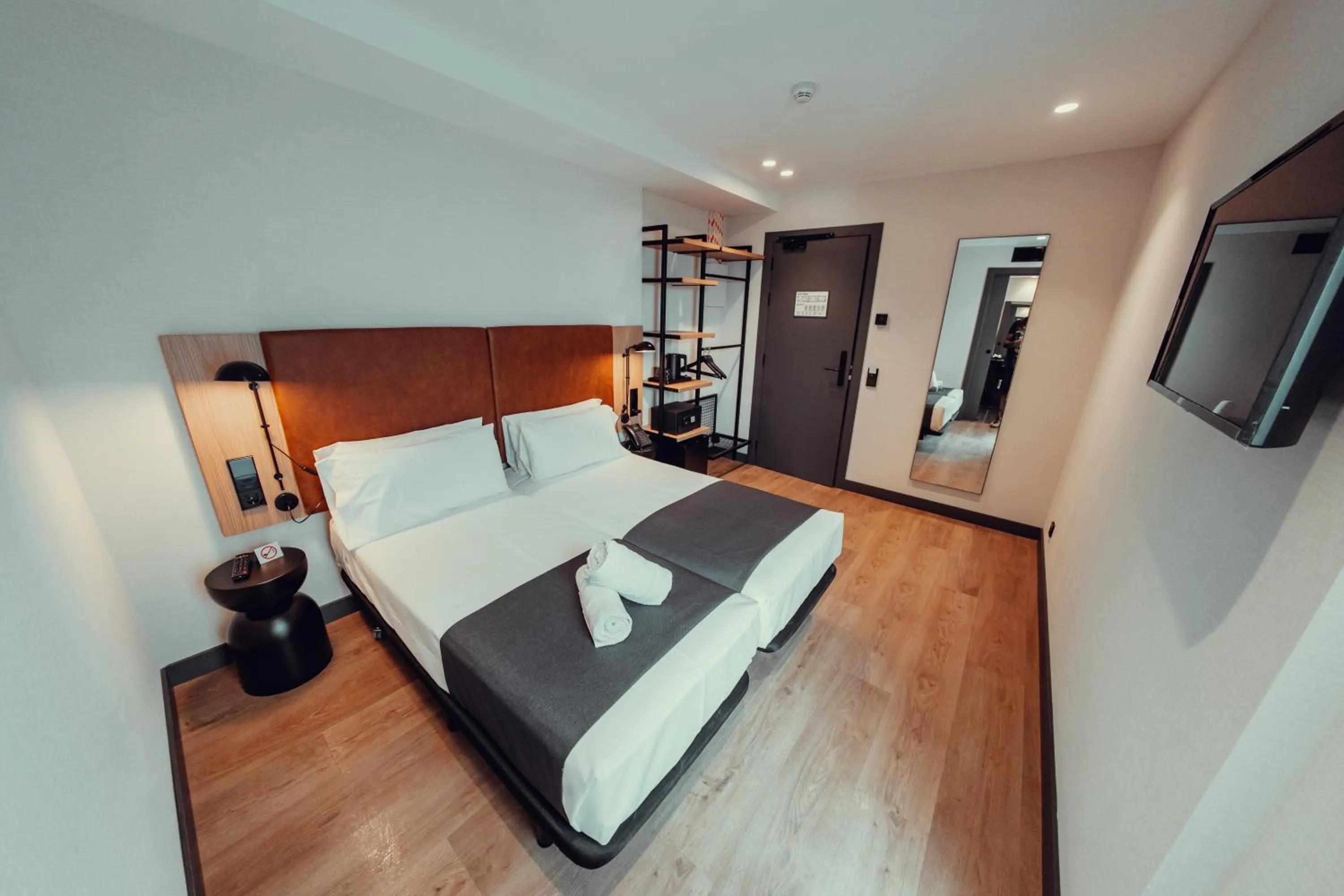 Photo of the whole room, Bed in Hotel Transit