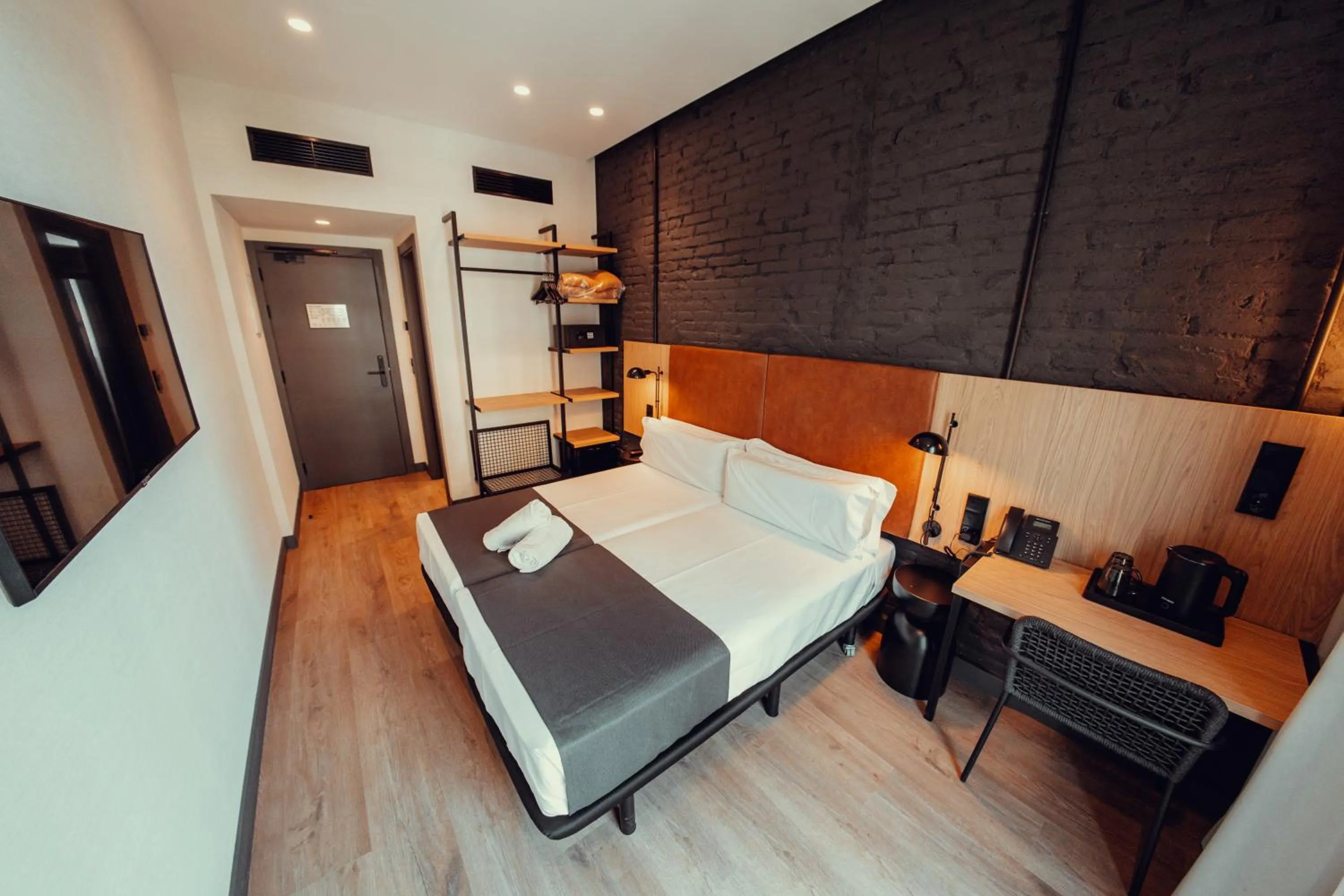 Photo of the whole room, Bed in Hotel Transit