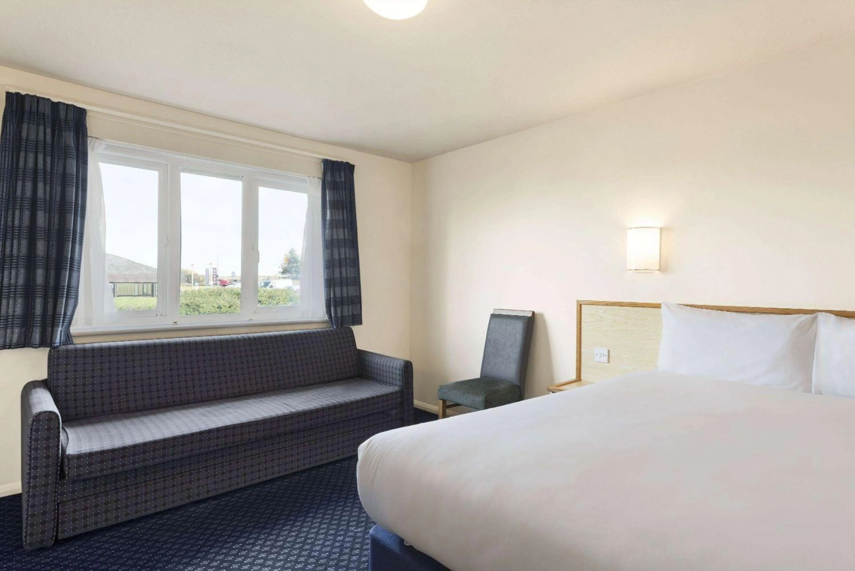 Photo of the whole room, Bed in Days Inn Sutton Scotney North